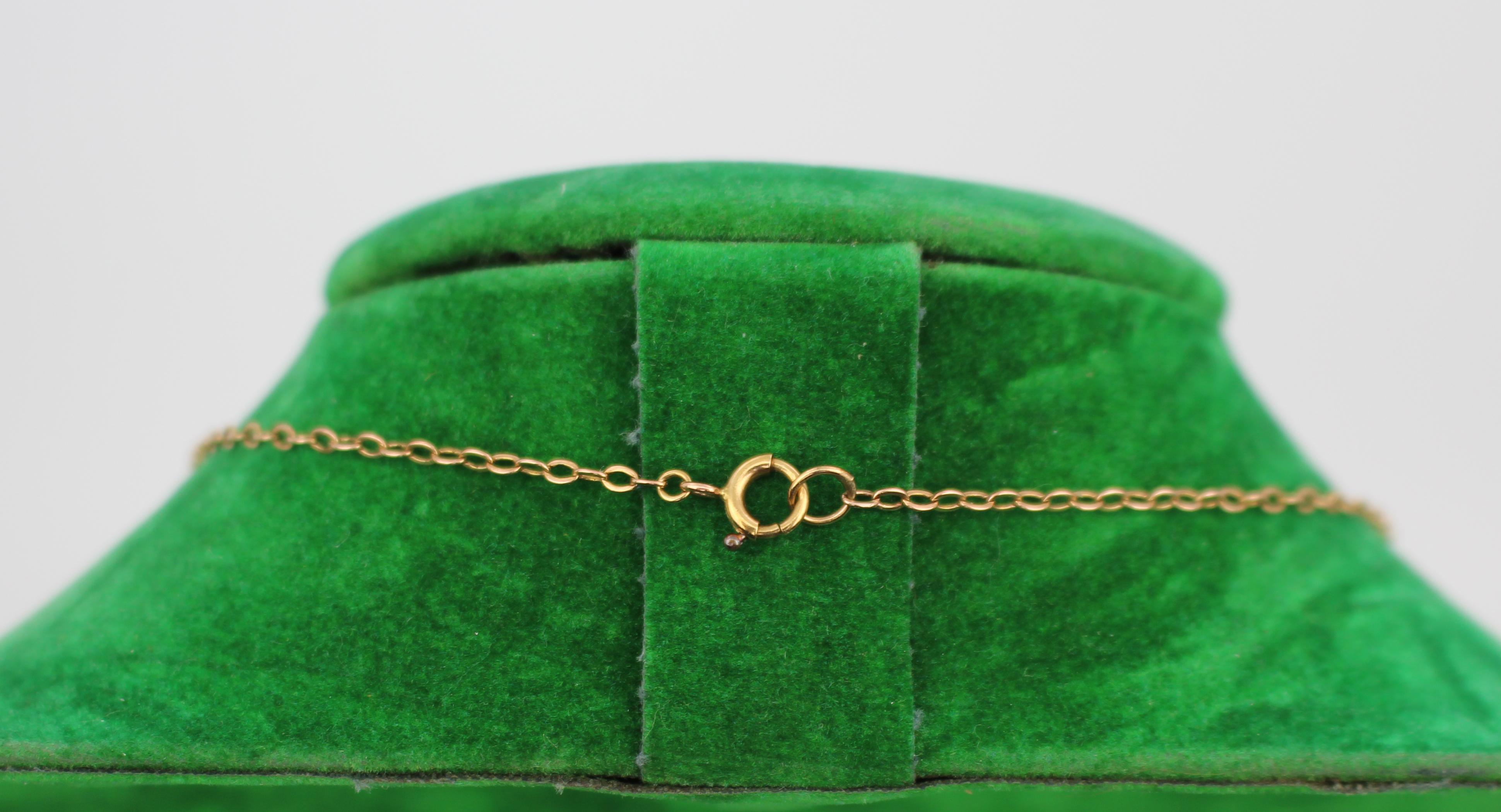 XIXe siècle Collier pendentif œuf en or ancien avec rubis et saphir Russian School c.1880 en vente