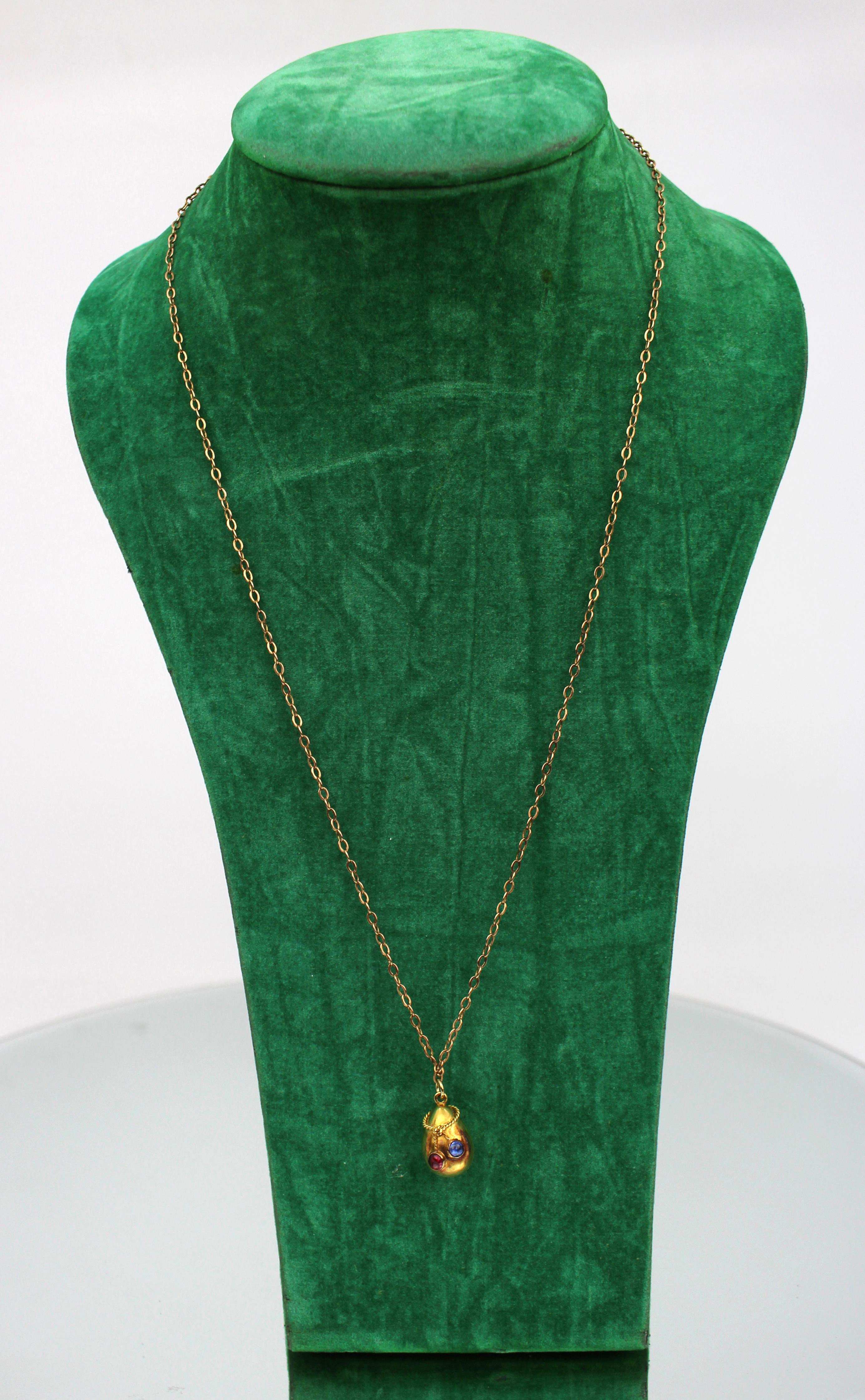 Russe Collier pendentif œuf en or ancien avec rubis et saphir Russian School c.1880 en vente
