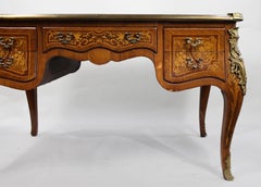 Bureau plat français de style Louis XV, en bois de roi, avec marqueterie