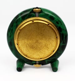 Magnifique réveil de voyage miniature suisse en émail vintage, avec néphrite et malachite