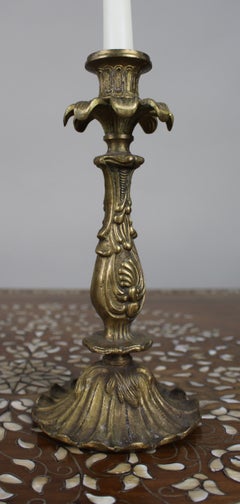 Coppia di antichi candelieri in ottone in stile neoclassico rococò, 1900 circa