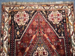 Bonita alfombra persa de lana tribal Qashqai de época