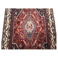 Bonita alfombra persa de lana tribal Qashqai de época