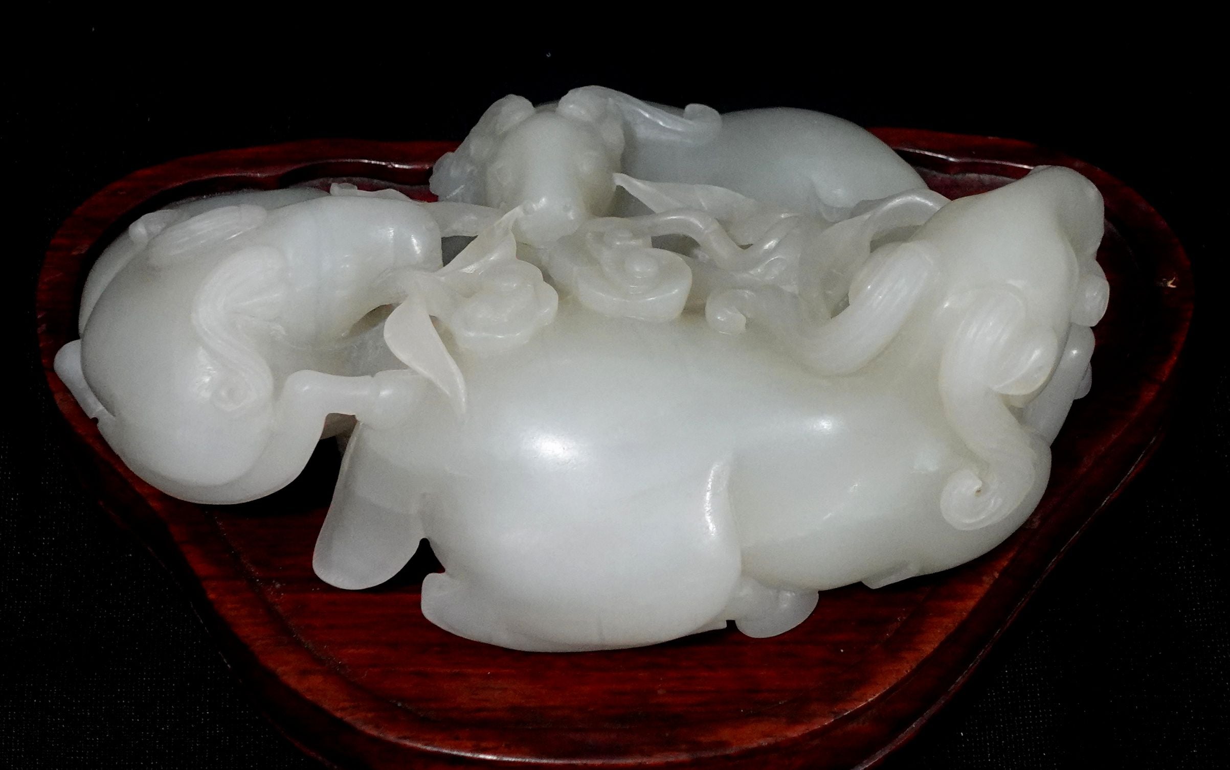 Une belle antiquité sculptée à la main, un grand et lourd jade chinois Hetain blanc-gris clair de 3 béliers reposant sur le  support en bois, sculpture à 360°. Cette œuvre d'art a une signification. Trois béliers lisent 