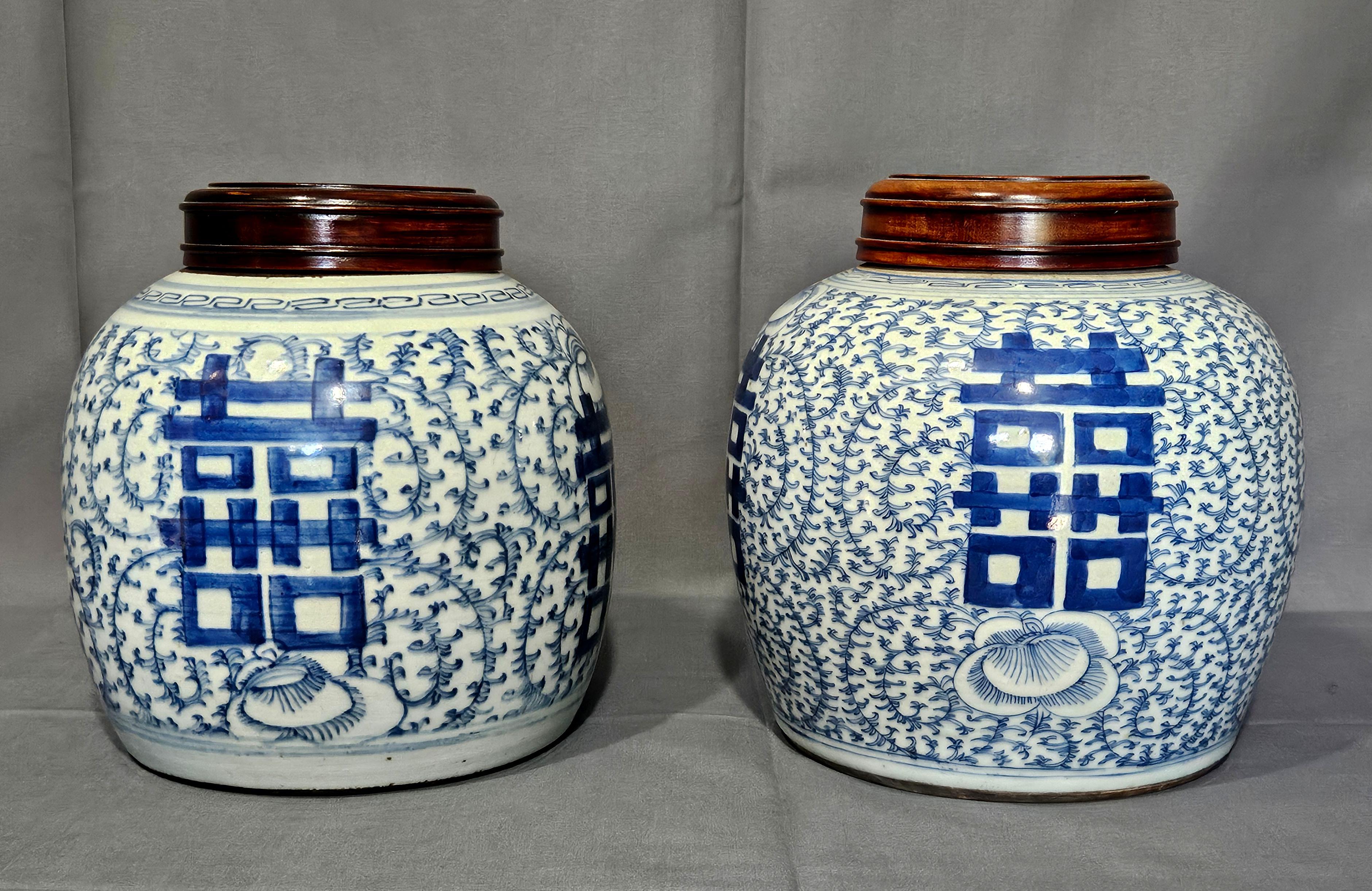 Il s'agit de pots à gingembre traditionnels chinois en porcelaine bleu et blanc, ornés du symbole emblématique du double bonheur, souvent associé à l'amour, au mariage et à la prospérité, et décorés de motifs floraux complexes. Ces pièces de