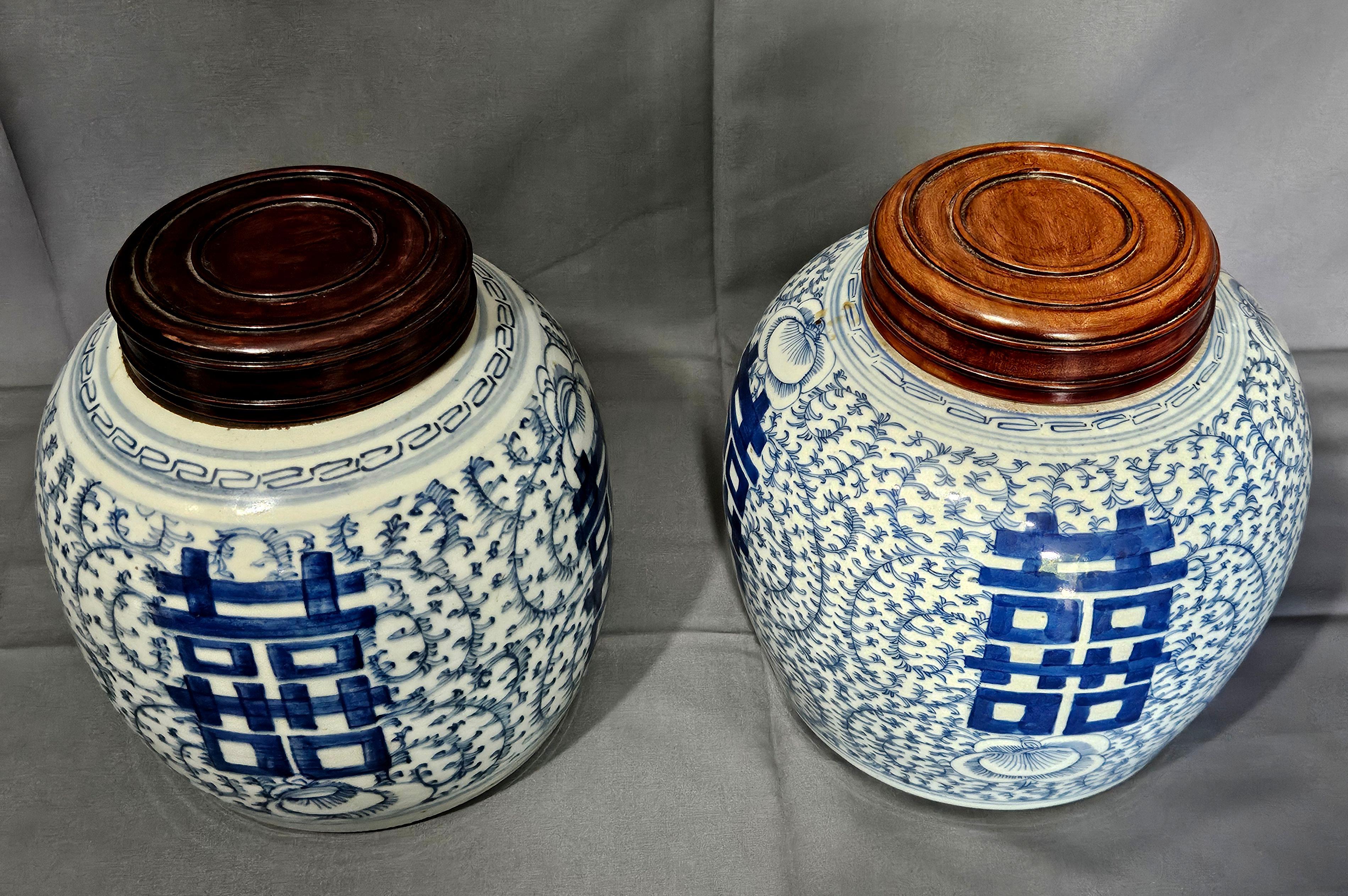 XIXe siècle Paire de pots à gingembre anciens en porcelaine chinoise bleue et blanche, 19e siècle en vente