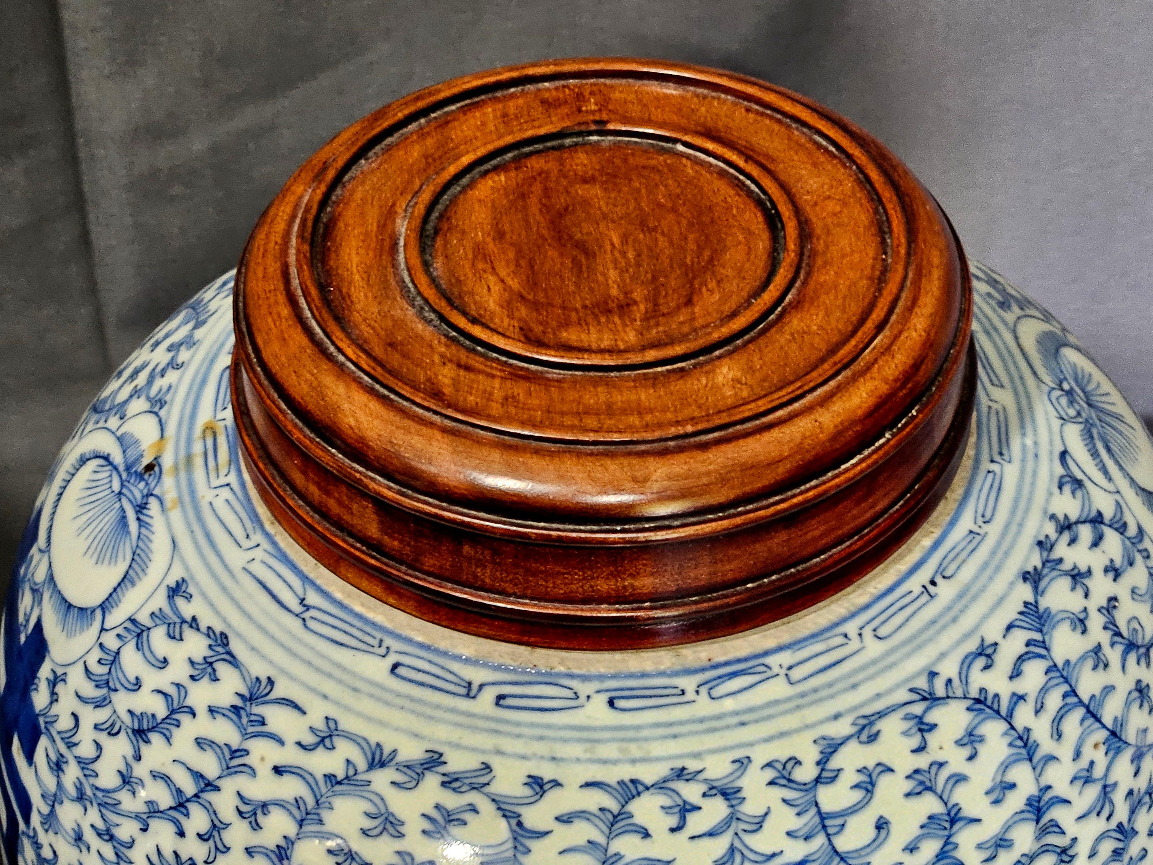 Porcelaine Paire de pots à gingembre anciens en porcelaine chinoise bleue et blanche, 19e siècle en vente