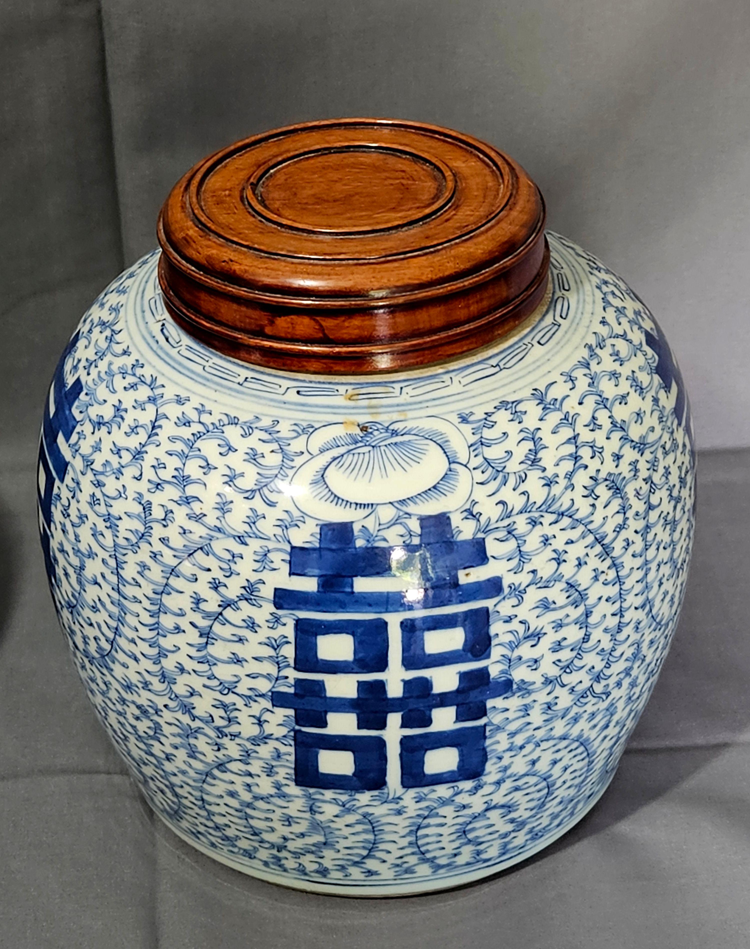 Paire de pots à gingembre anciens en porcelaine chinoise bleue et blanche, 19e siècle en vente 3