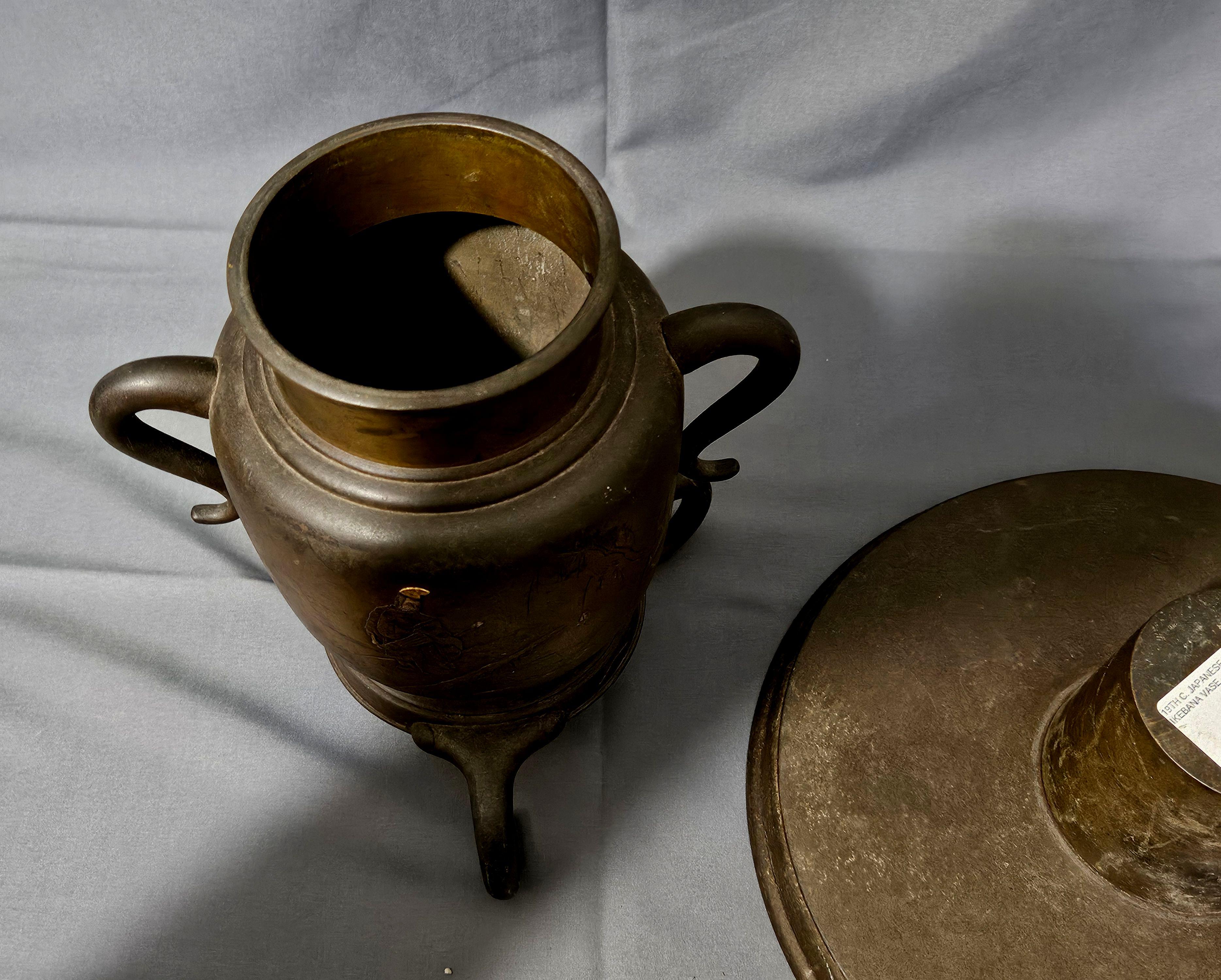 Antico vaso a treppiede Ikebana in metallo misto del 19° secolo in vendita 9