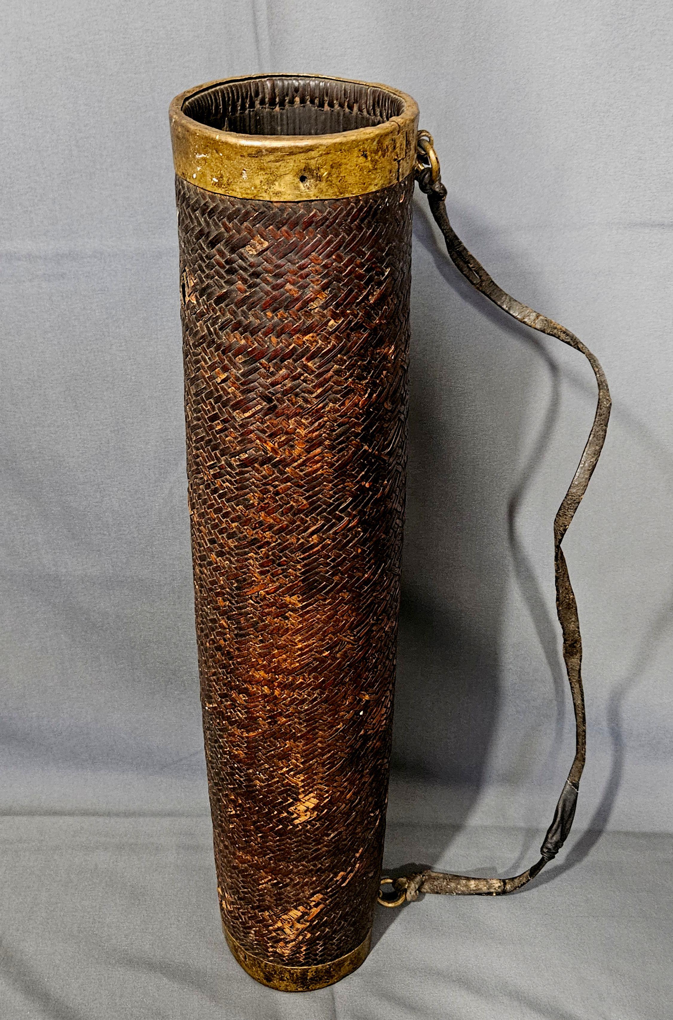 Antica grande mensa da samurai giapponese del XIX secolo
XIX sec. Suitou, ricavato da una lunghezza di bambù con entrambe le estremità che costituiscono la divisione naturale del bambù, con un piccolo foro per il riempimento in un'estremità,