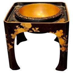 Antiguo cuenco de laca japonesa con soporte
