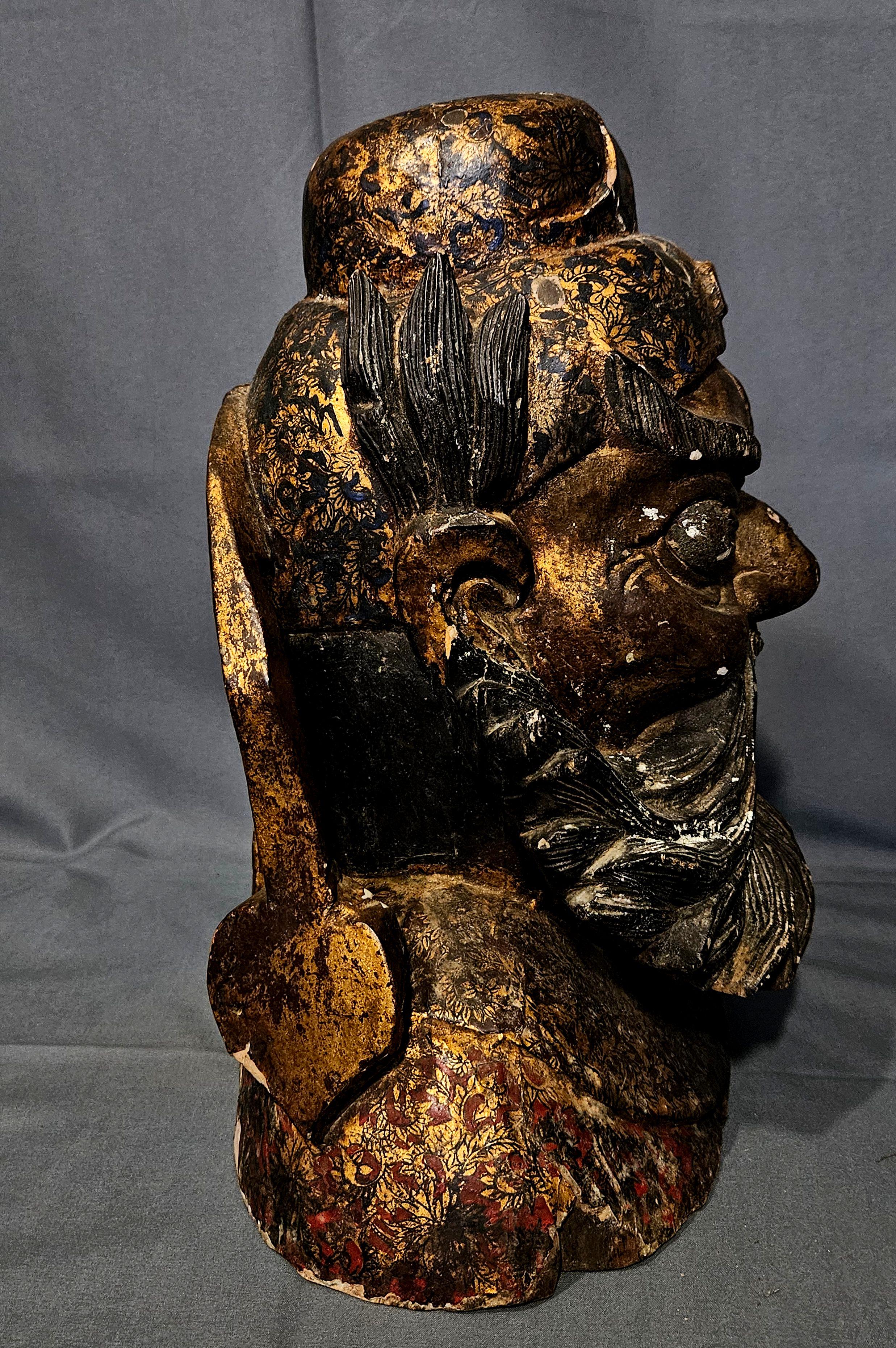 Grande tête ancienne en bois sculpté 