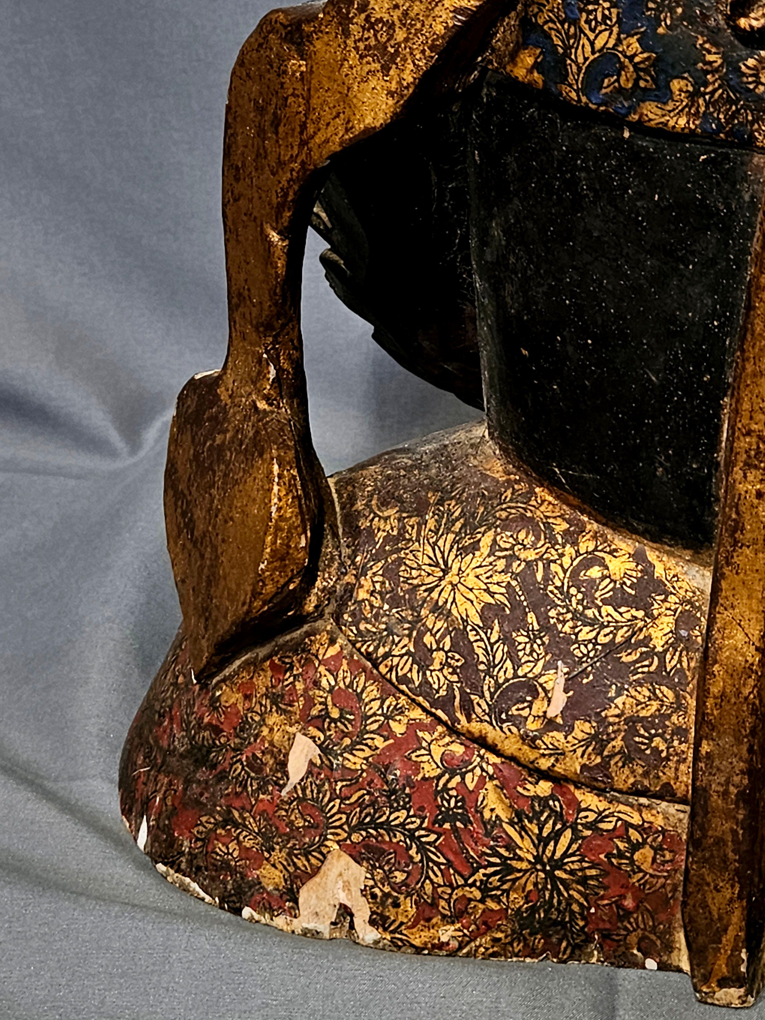 Grande tête ancienne en bois sculpté 