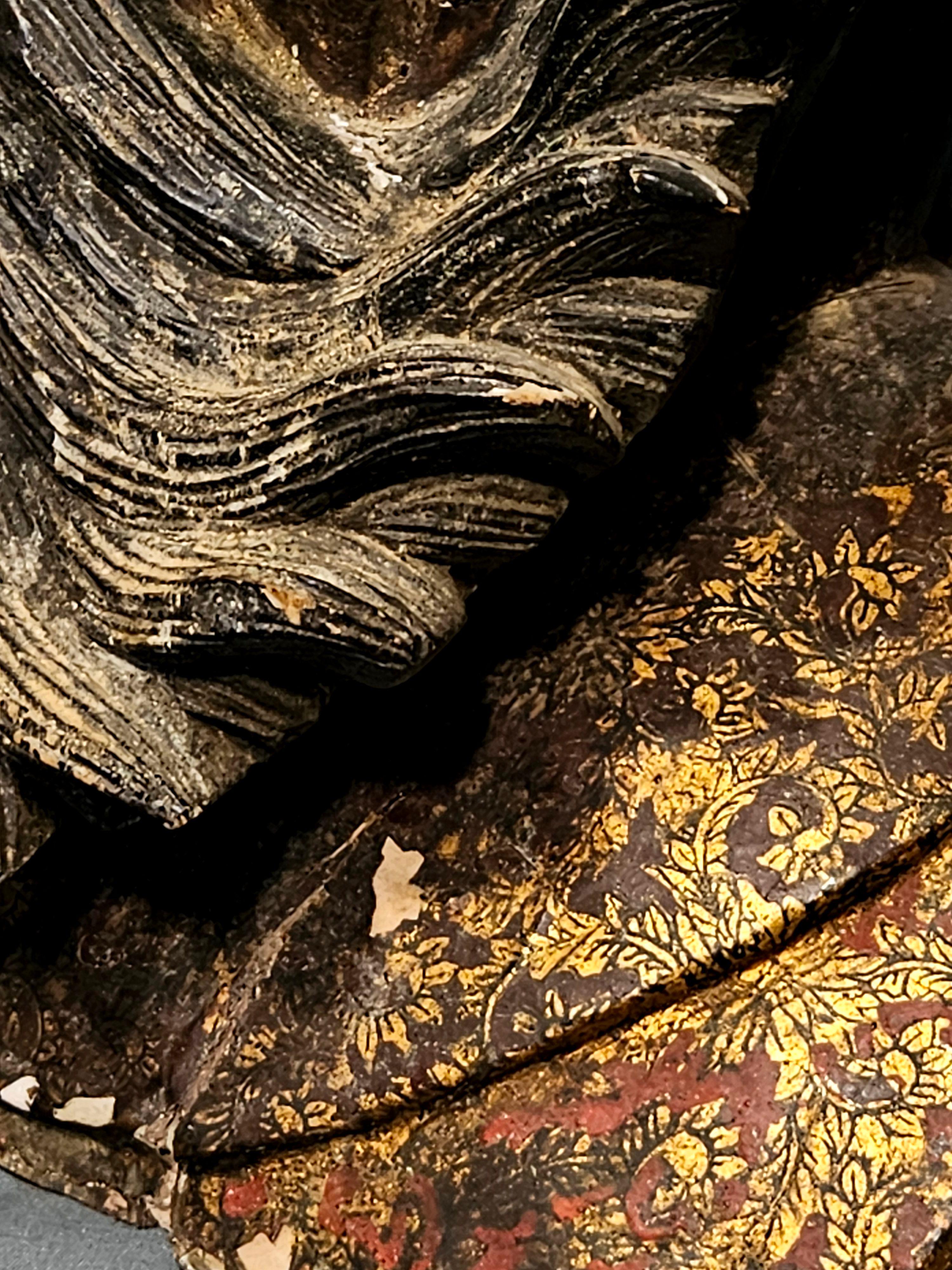 Grande tête ancienne en bois sculpté 