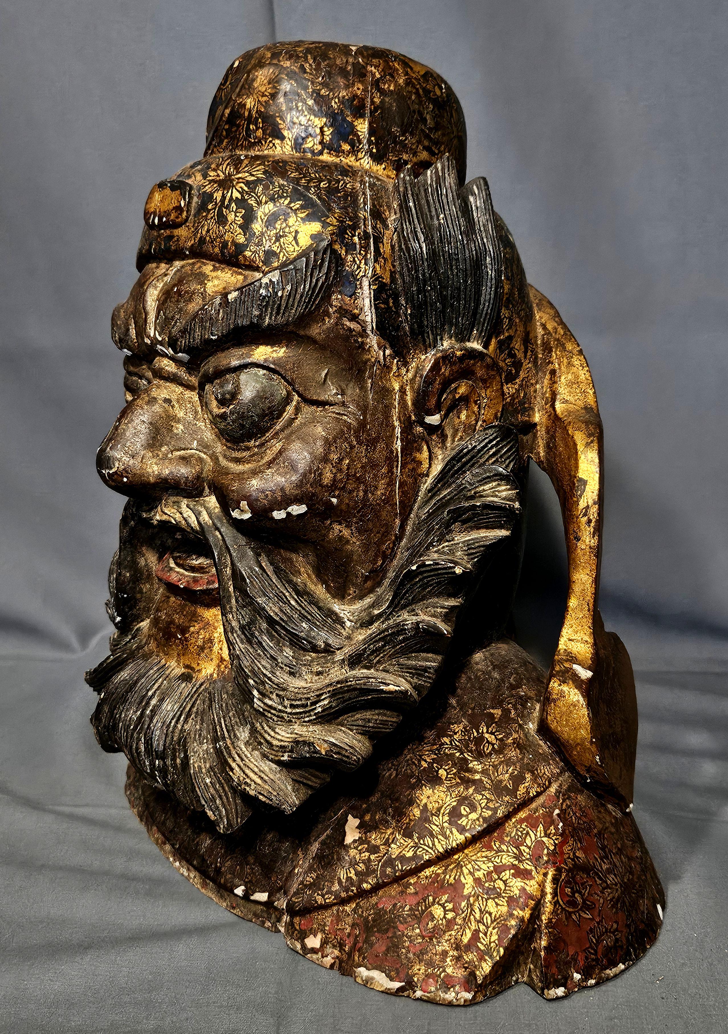 Grande tête ancienne en bois sculpté 