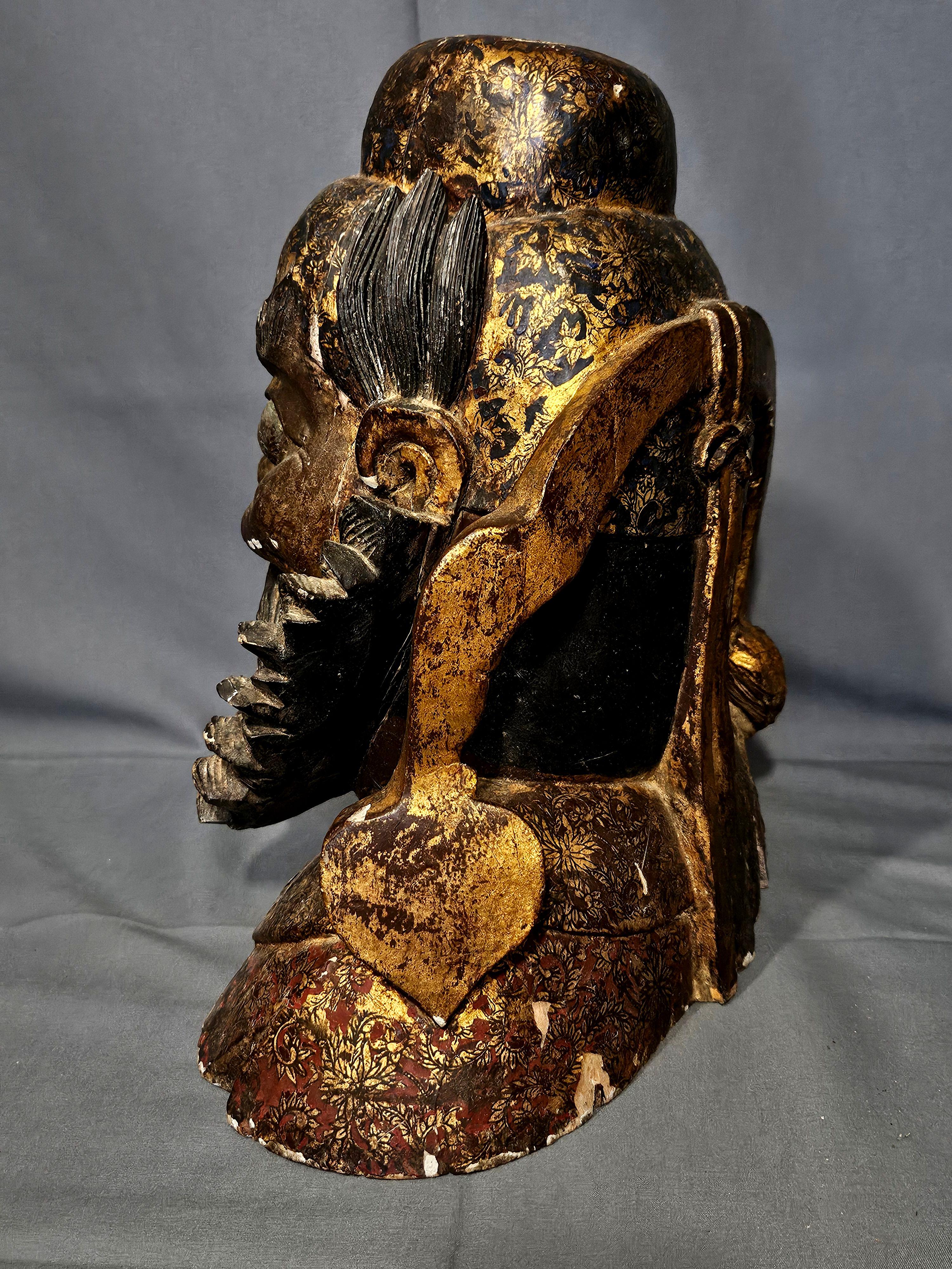 Grande tête ancienne en bois sculpté 