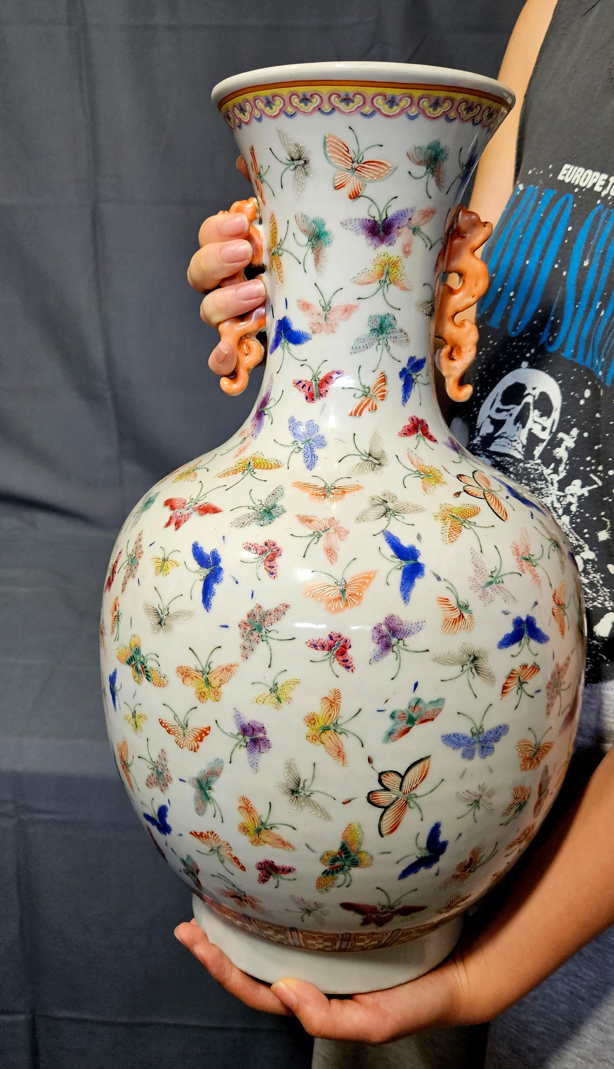 Vase de forme balustre de la famille rose chinoise 20e siècle en vente 5
