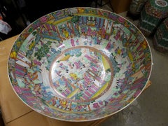 Cuenco «MONUMENTAL» antiguo chino de exportación, de 25", con motivos de rosas y mandarines, y 270 figuras