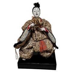 Muñeca japonesa Hina antigua sobre soporte de madera n.º 029, del periodo Meiji