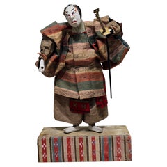 Muñeca japonesa Hina antigua sobre soporte de madera n.º 031, período Meiji
