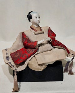 Poupée japonaise antique « Hina » sur socle en bois n° 052, période Meiji