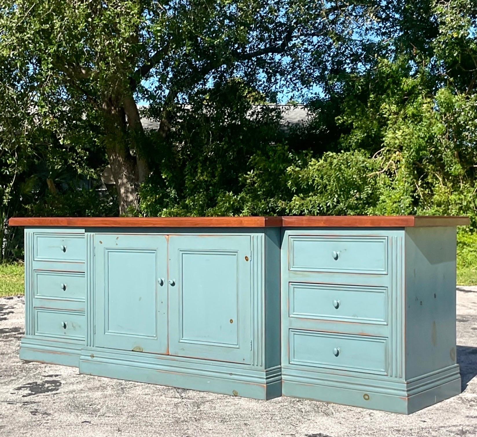 Fin du 20ème siècle Vintage Boho Monumental Blue Wash Credenza en vente 1