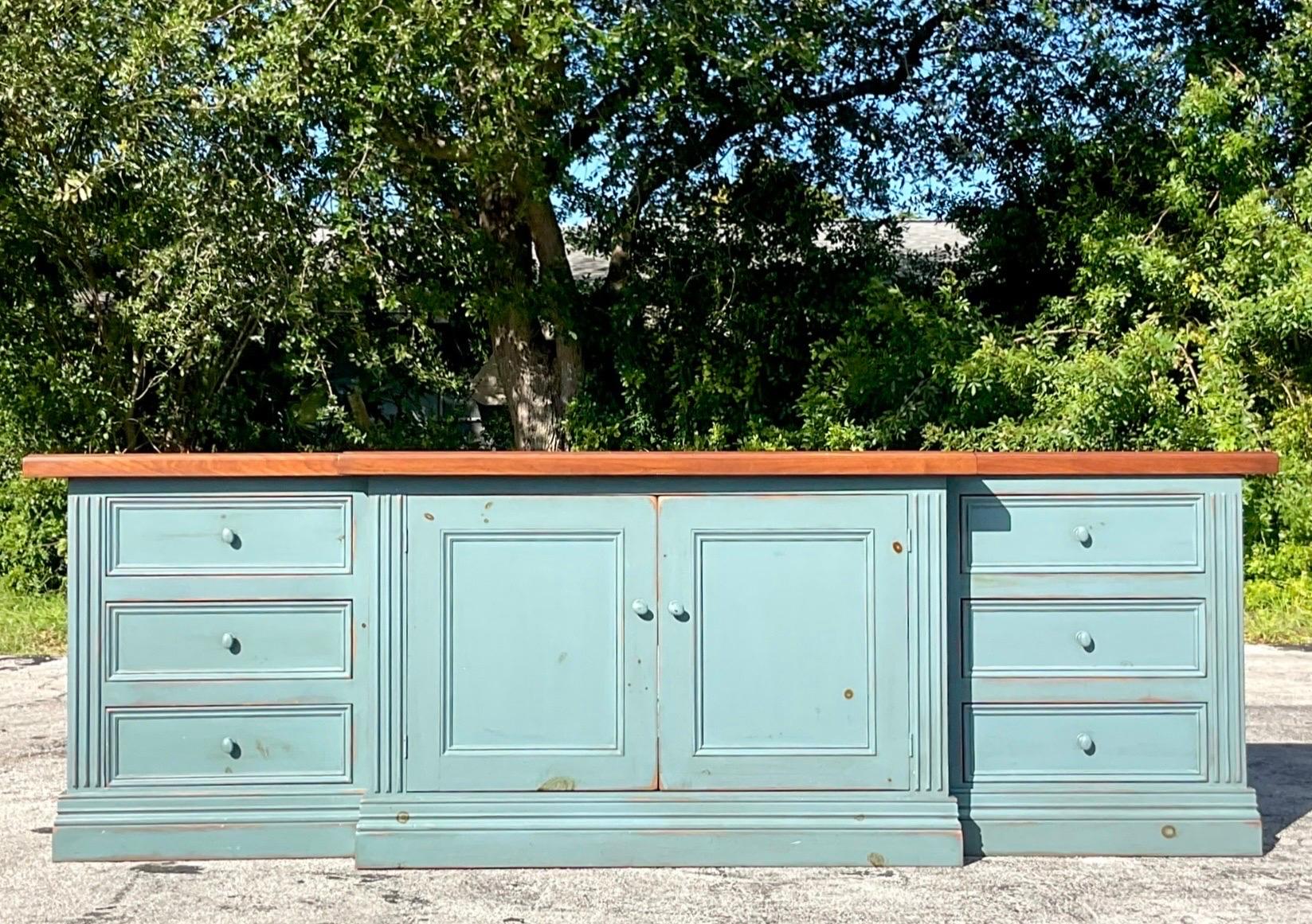 Fin du 20ème siècle Vintage Boho Monumental Blue Wash Credenza en vente 2