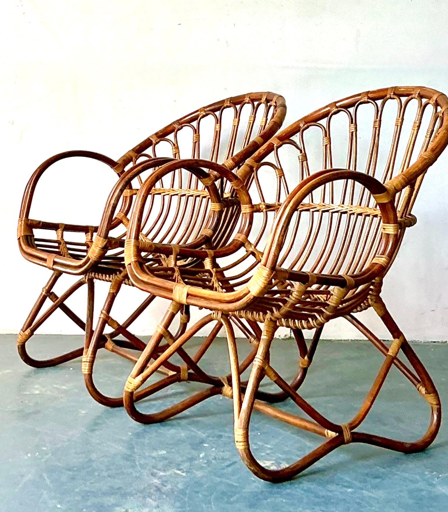 Pareja de tumbonas de ratán curvadas de estilo boho vintage siglo XX en venta