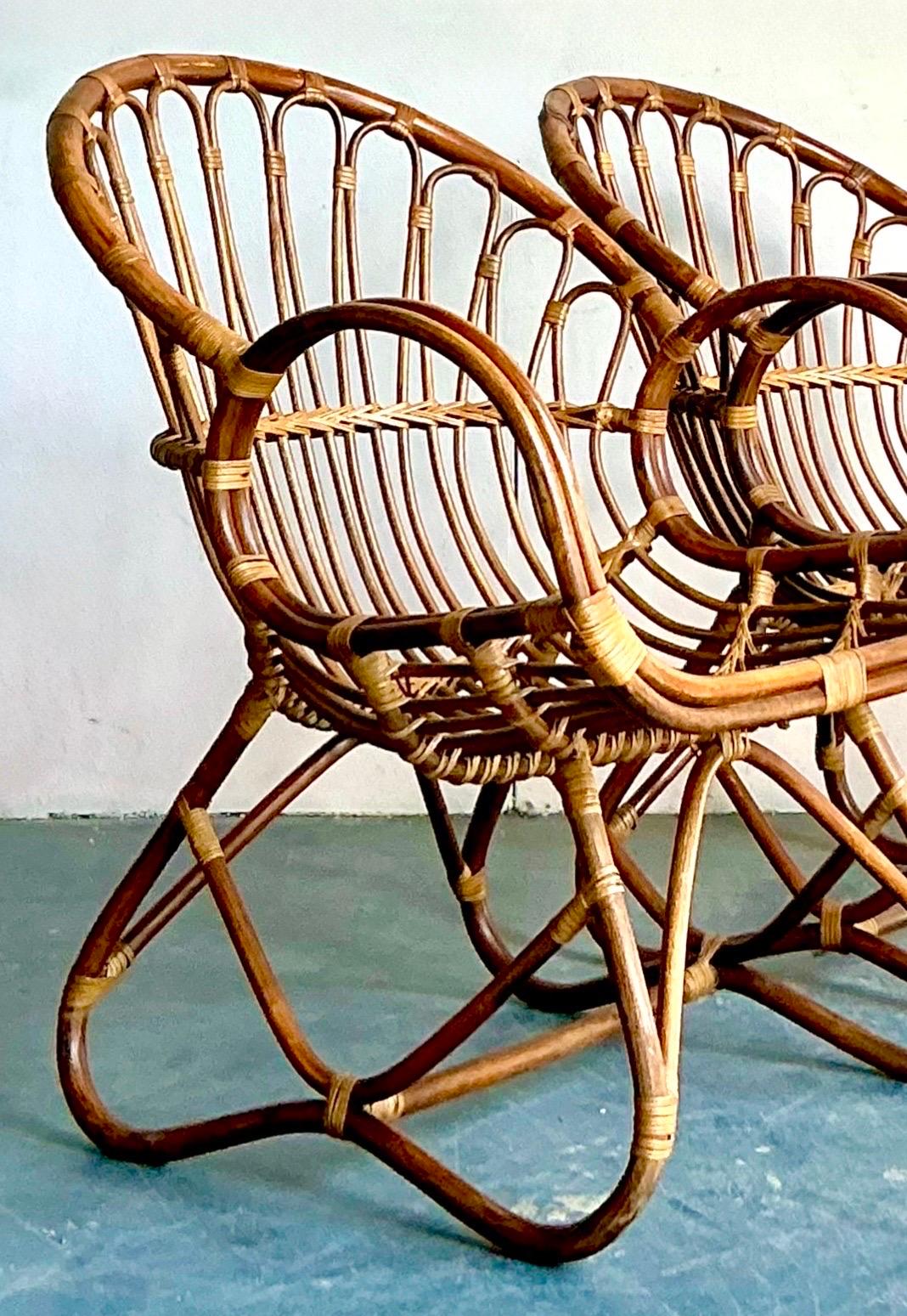 Pareja de tumbonas de ratán curvadas de estilo boho vintage Ratán en venta