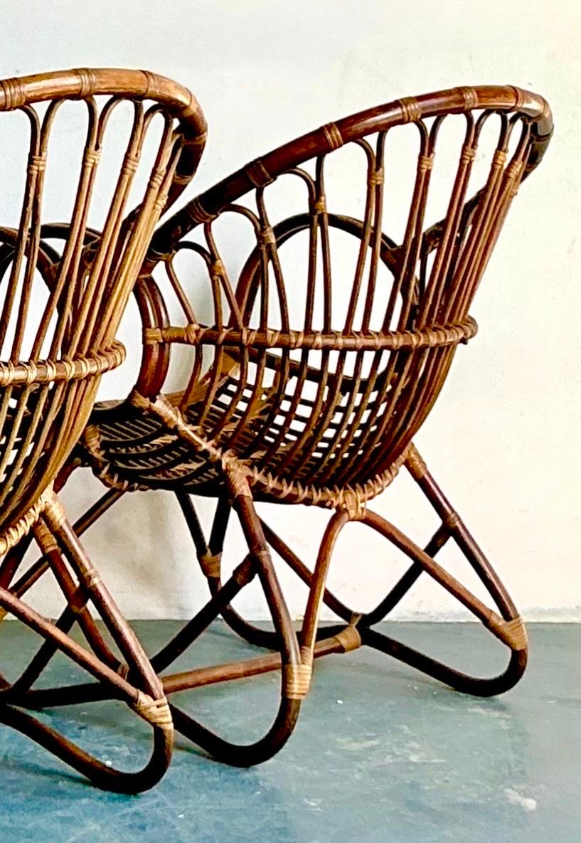 Pareja de tumbonas de ratán curvadas de estilo boho vintage en venta 1