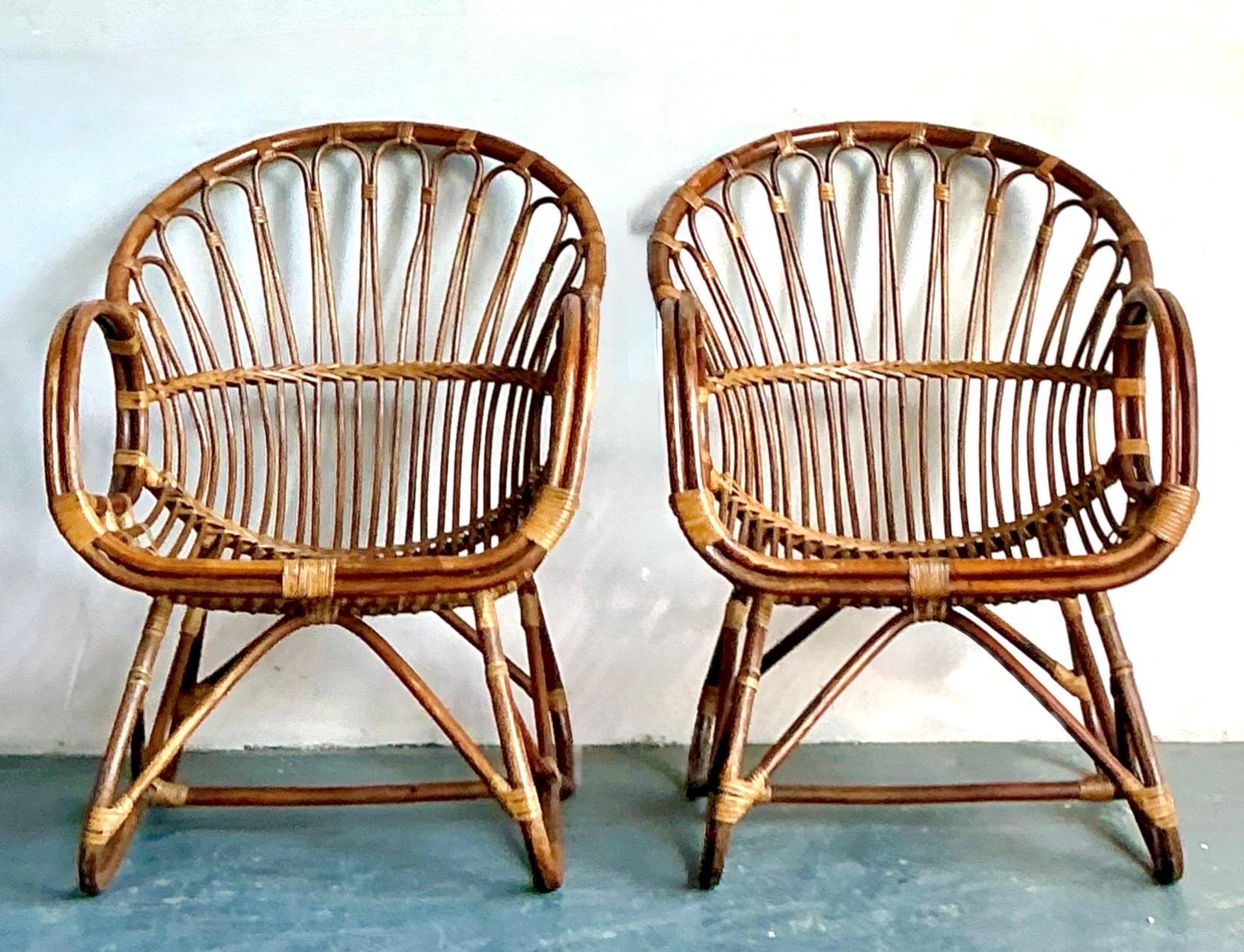 Pareja de tumbonas de ratán curvadas de estilo boho vintage en venta 2