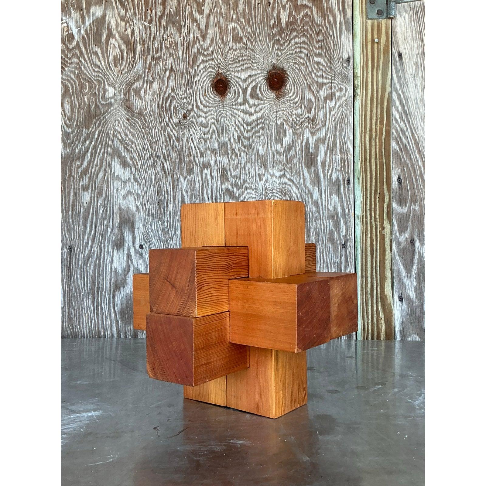 Esempio di scultura architettonica vintage, questo oggetto in legno realizzato a mano celebra la bellezza delle forme minimaliste e dei materiali naturali. L'opera è composta da blocchi geometrici che si incastrano tra loro, creando una struttura