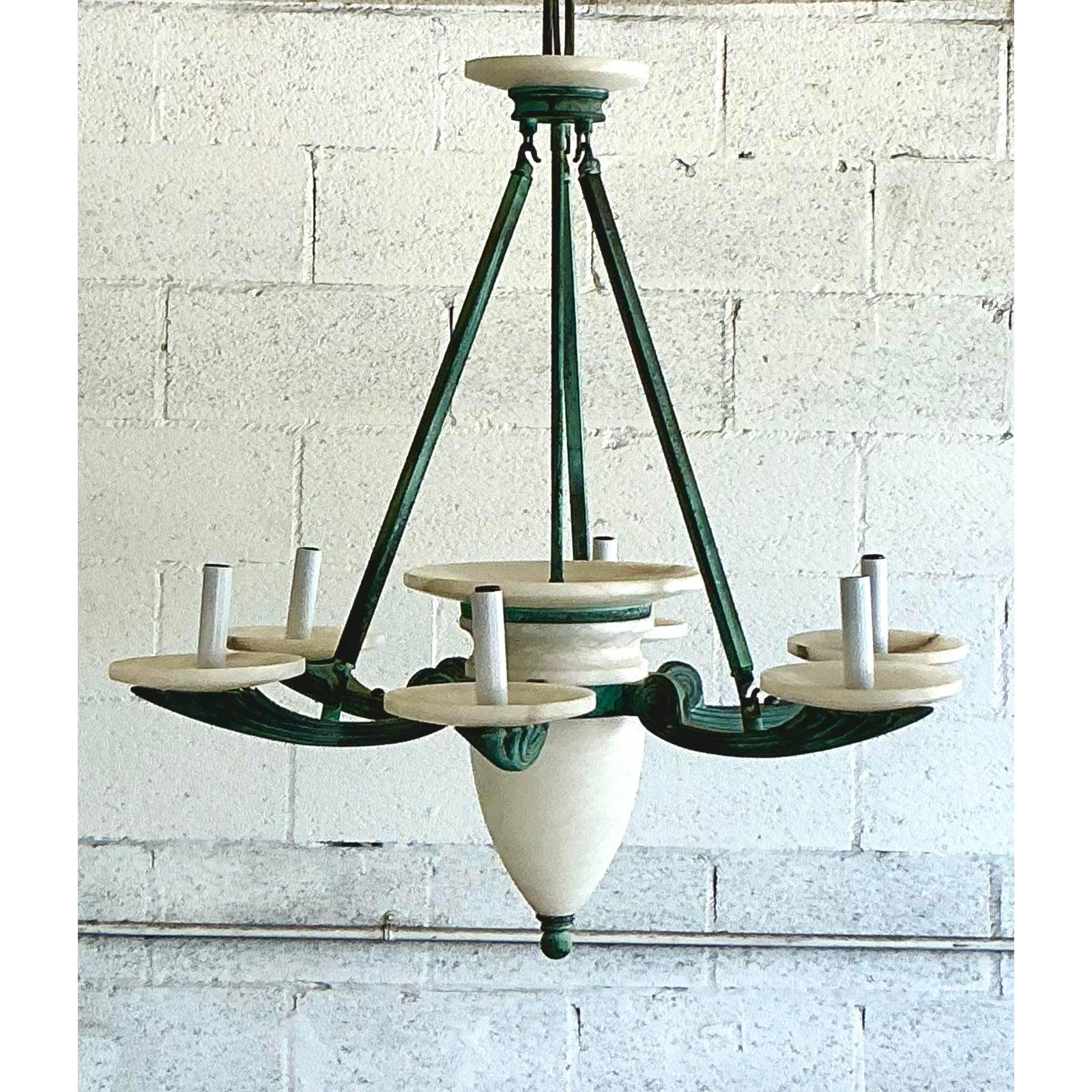 Eleganza e sobrietà per la tua casa con questo lampadario vintage Nulco, una splendida fusione di design senza tempo e fascino naturale. Questo squisito pezzo è caratterizzato da sei bracci graziosamente curvi realizzati in metallo patinato, che