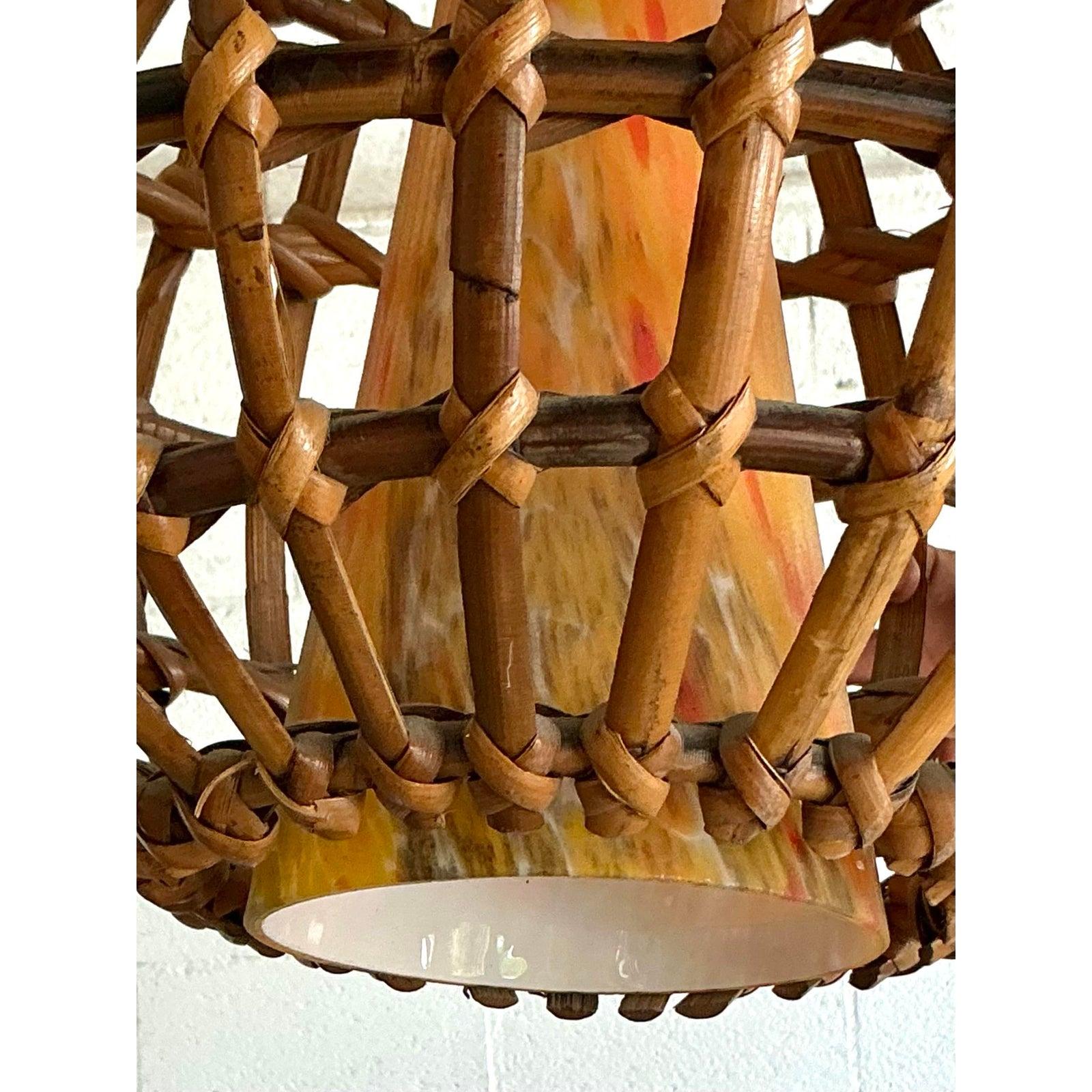 Lampadario a cono in rattan e vetro soffiato di Boho Cage Vintage In condizioni buone in vendita a West Palm Beach, FL