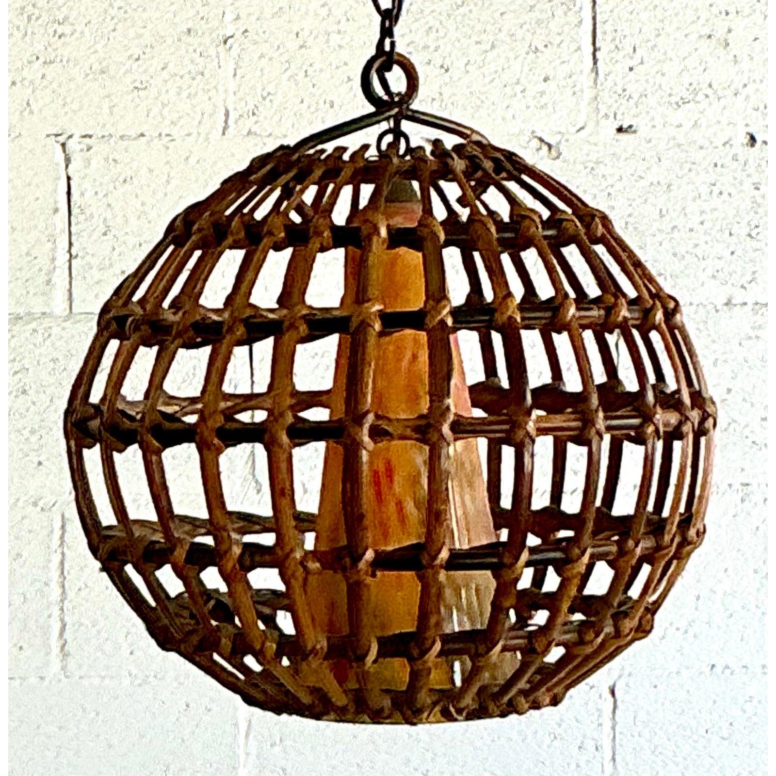 Mid-Century moderno Lampadario a cono in rattan e vetro soffiato di Boho Cage Vintage in vendita