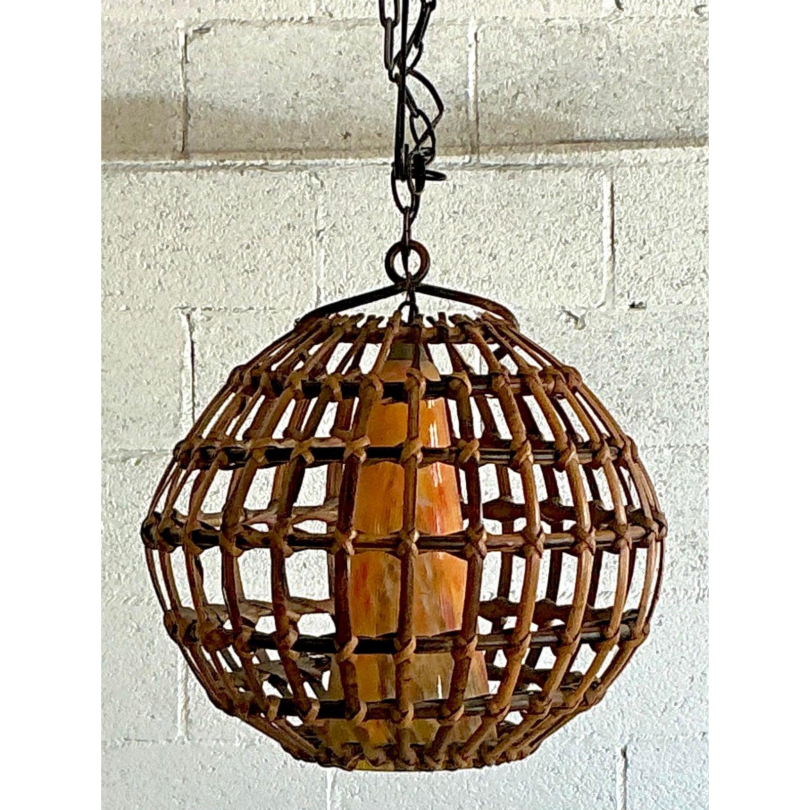 XX secolo Lampadario a cono in rattan e vetro soffiato di Boho Cage Vintage in vendita