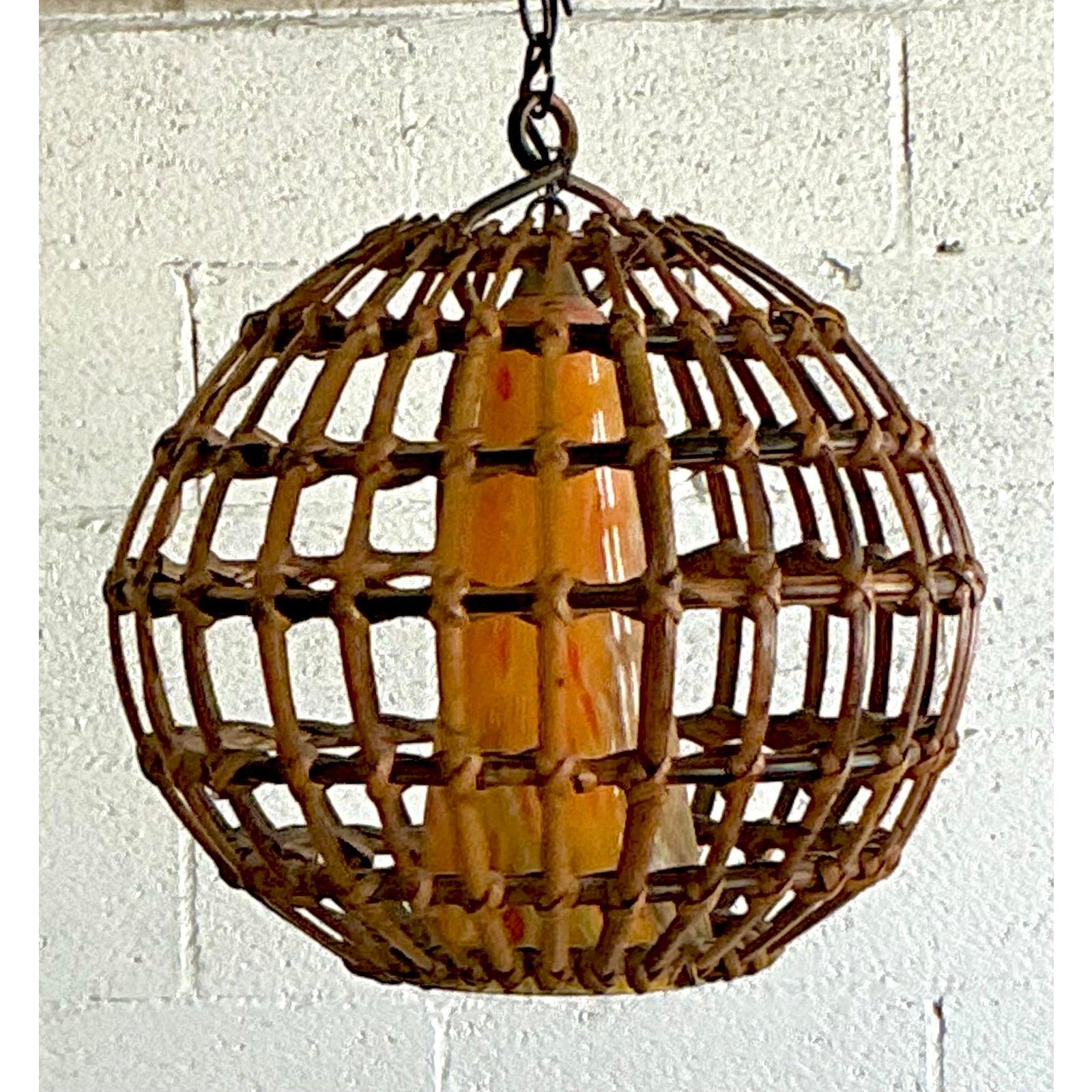 Filippino Lampadario a cono in rattan e vetro soffiato di Boho Cage Vintage in vendita