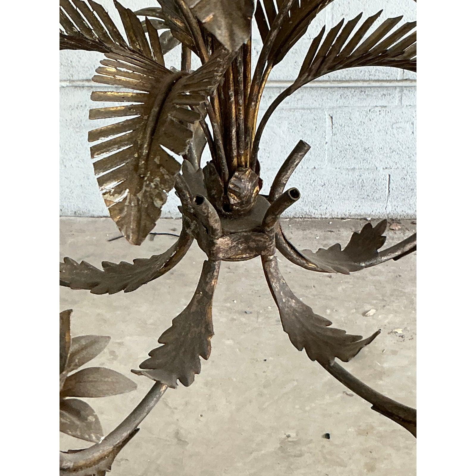 Italiano Lampadario vintage Regency con palme tagliate a punzone in vendita