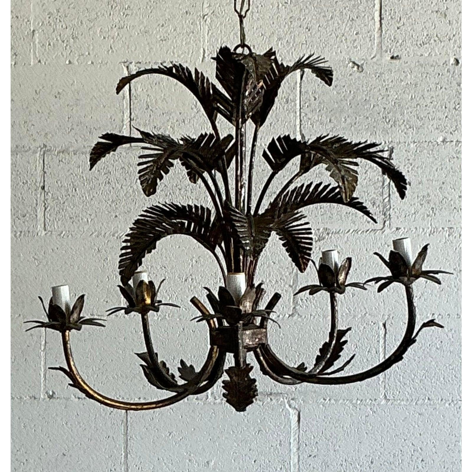 Hollywood Regency Lampadario vintage Regency con palme tagliate a punzone in vendita