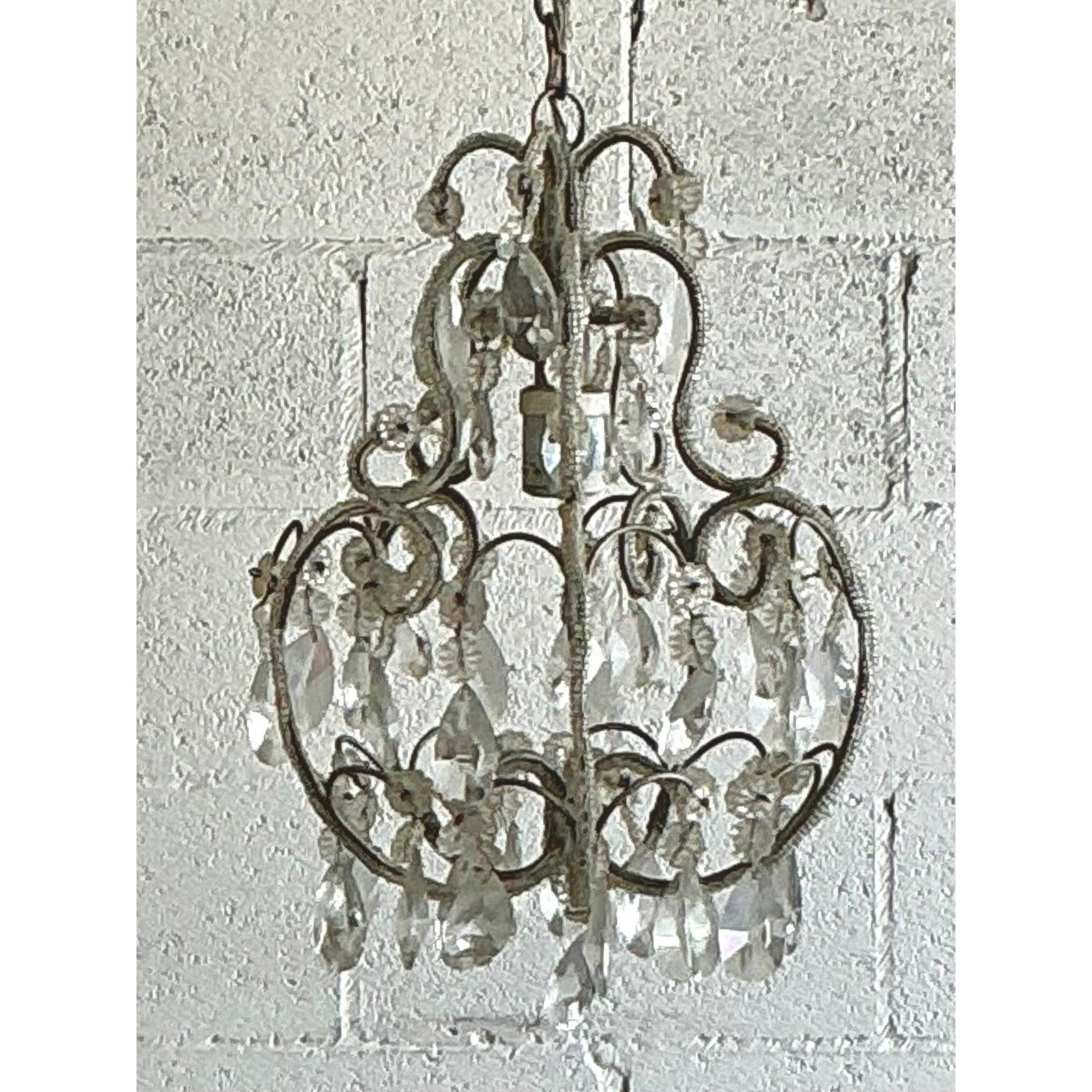 Adorna il tuo spazio con il delicato scintillio di questo incantevole ciondolo vintage con perline di cristallo. Bellissimo esempio di artigianato classico francese o italiano, questa lampada presenta una graziosa struttura metallica a volute in una