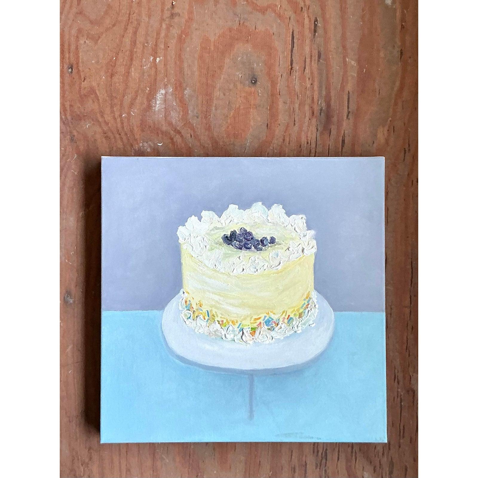 Dieses in Öl auf Leinwand festgehaltene Original-Stillleben ist eine meisterhafte Studie von Textur und Süße. Mit dicken, pastosen Pinselstrichen zeichnet die Künstlerin einen bezaubernden glasierten Kuchen, der durch den aufgespritzten Zuckerguss