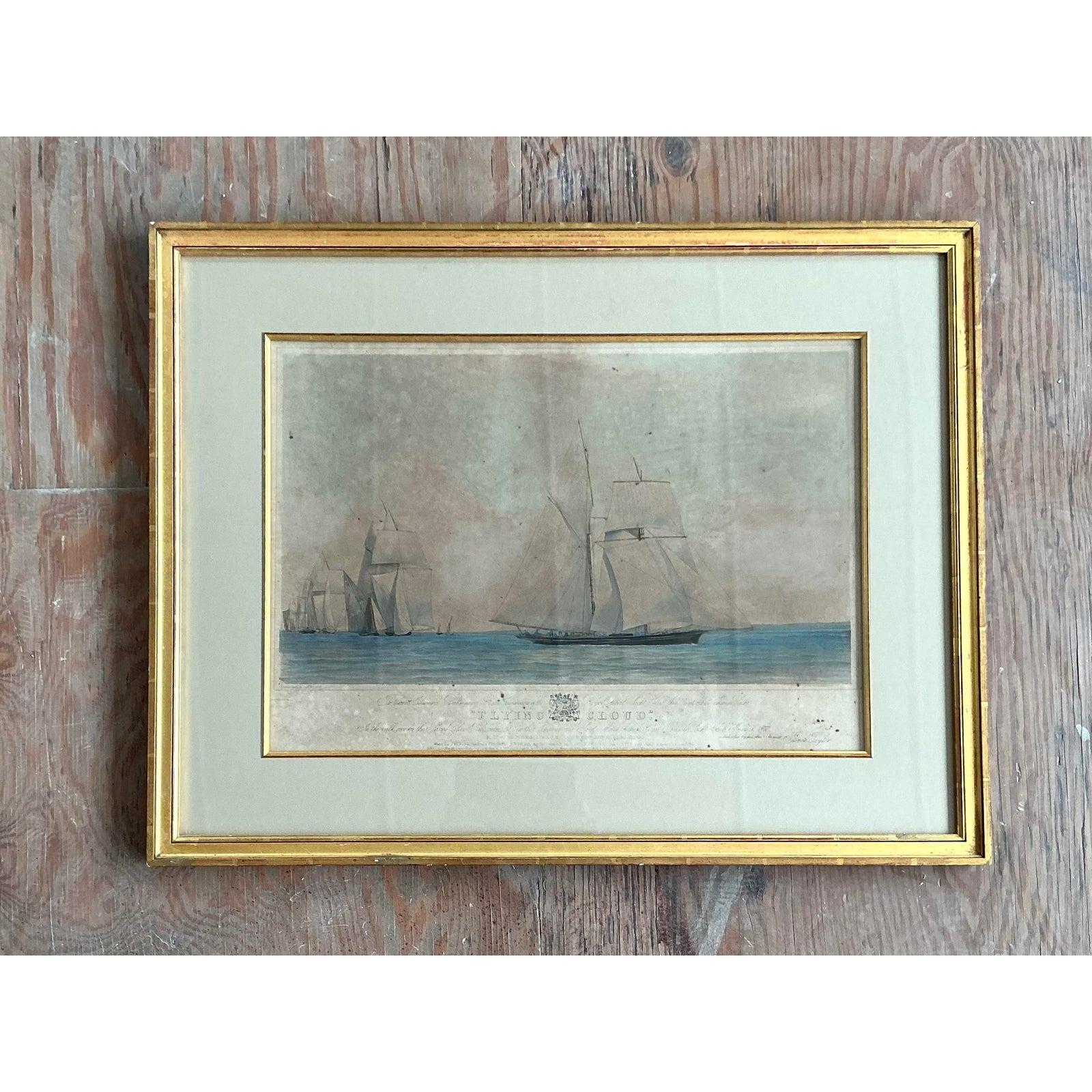 Erinnern Sie sich an das goldene Zeitalter der Segel mit diesem exquisiten, handkolorierten antiken nautischen Druck. Dieses Kunstwerk stellt das legendäre Klipperschiff 