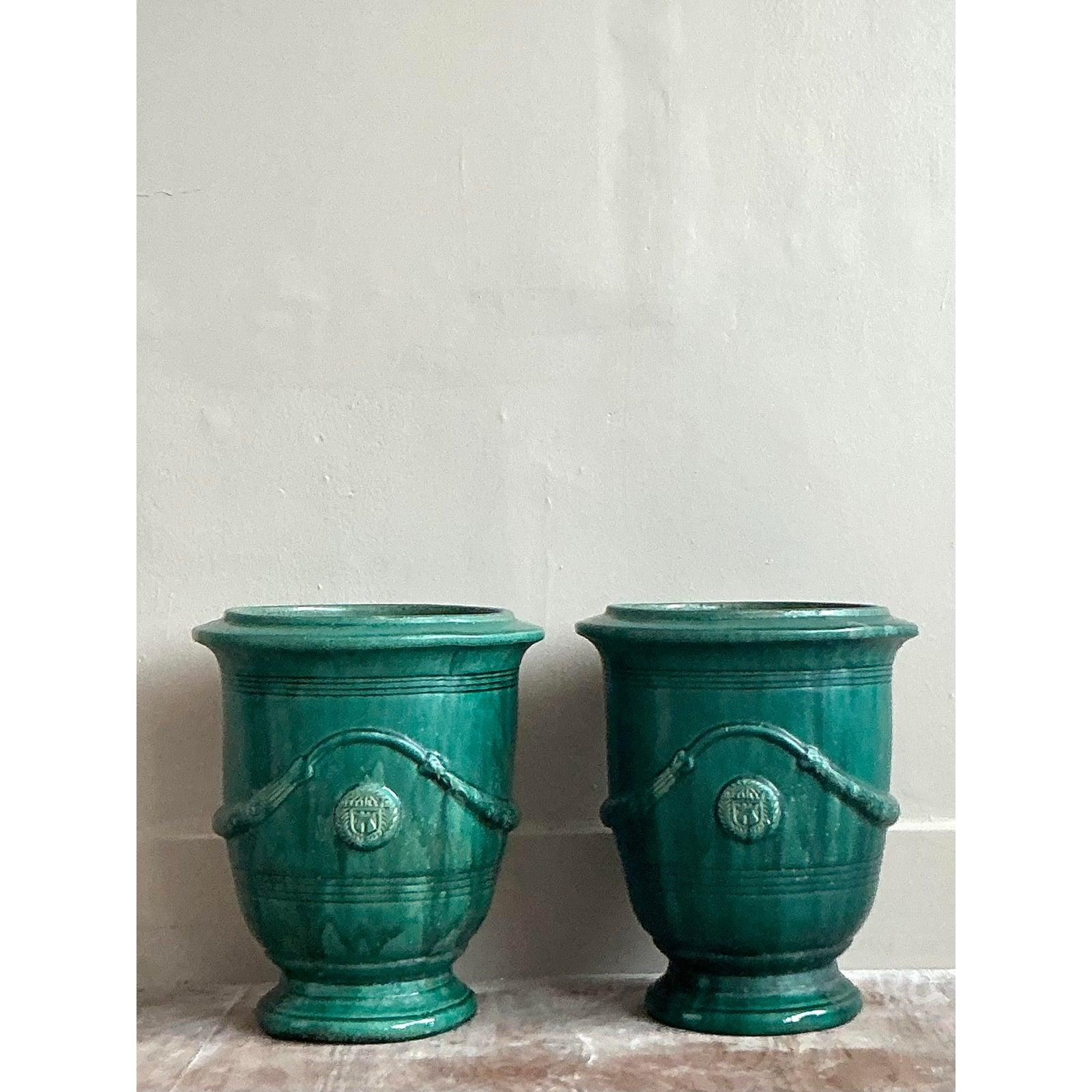 Inspirée des légendaires urnes de jardin d'Anduze, en France, cette magnifique paire de jardinières vintage apporte une touche d'élégance provençale à tout espace. Fabriquée en terre cuite durable, chaque urne est recouverte d'une glaçure brillante