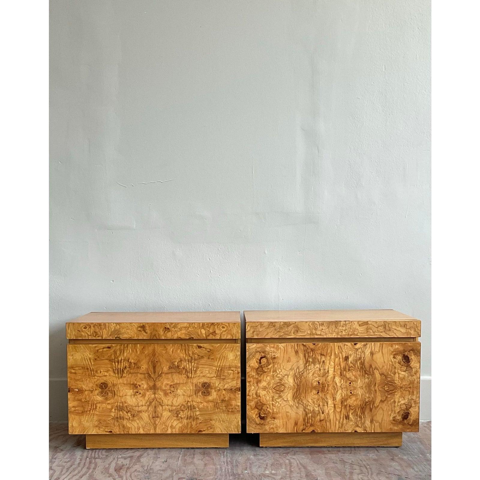 Mid-Century moderno Comodini vintage in legno di radica di Boho Lane's - Una coppia in vendita