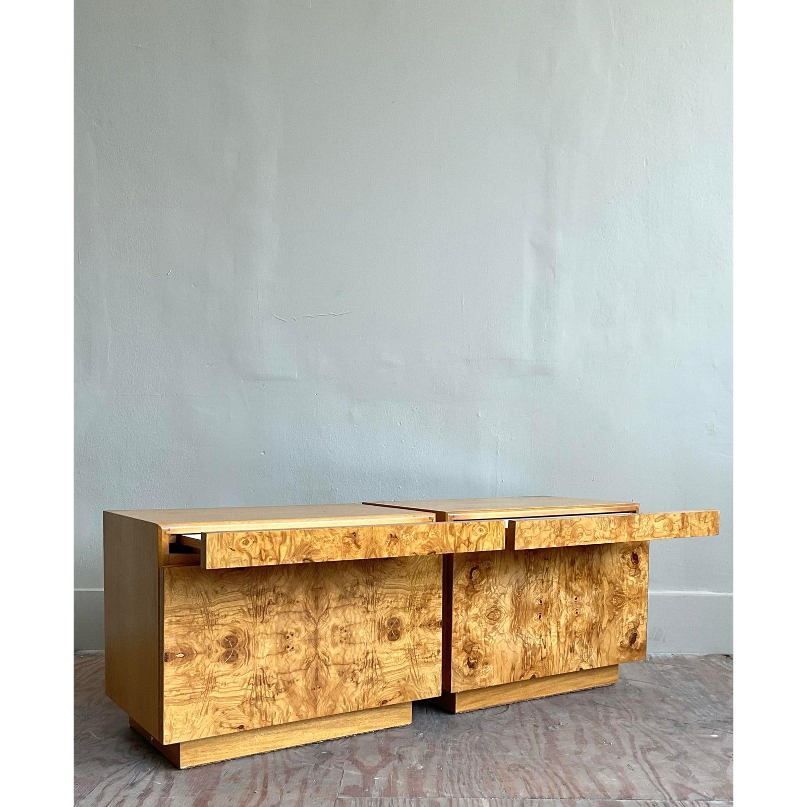 Americano Comodini vintage in legno di radica di Boho Lane's - Una coppia in vendita