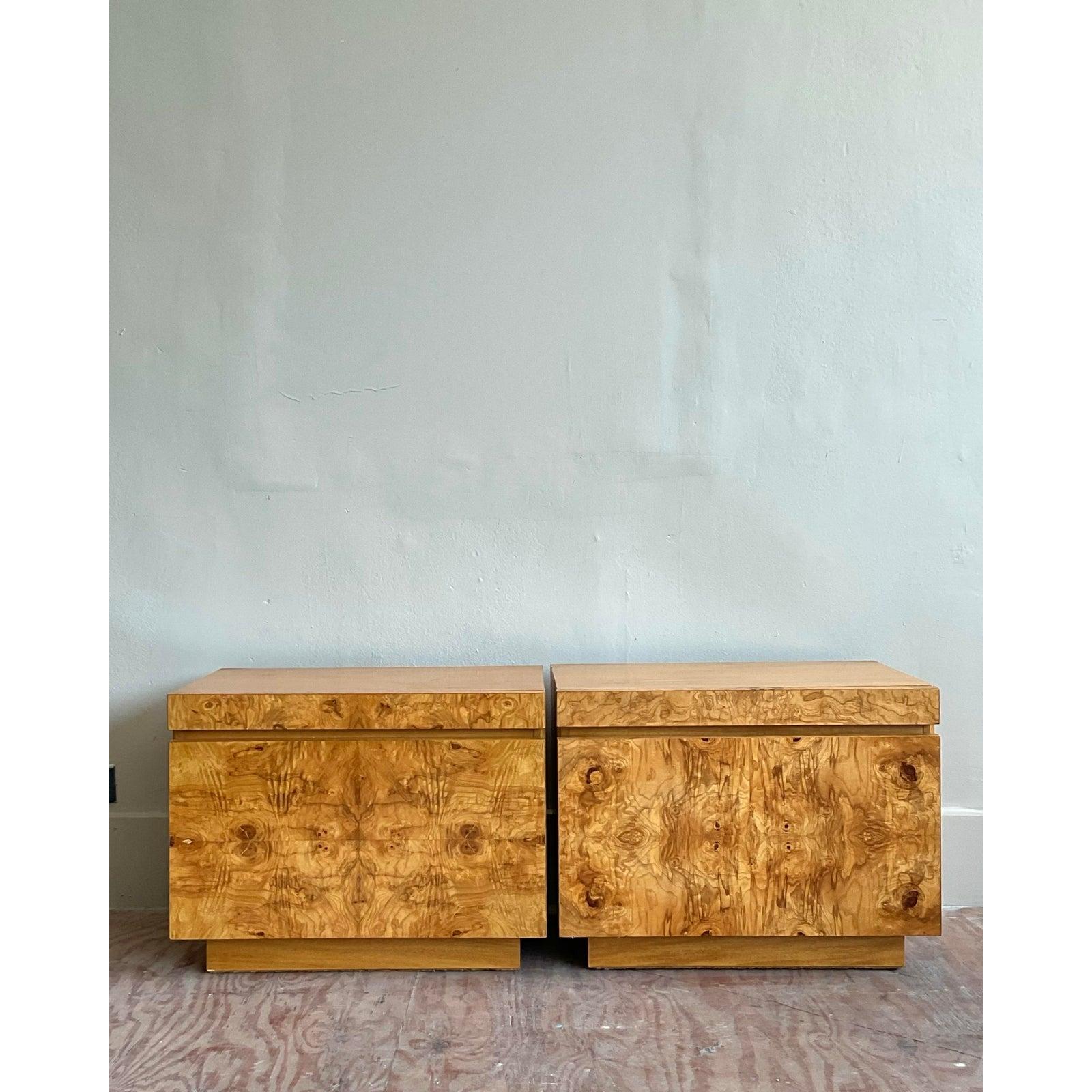 Laminato Comodini vintage in legno di radica di Boho Lane's - Una coppia in vendita