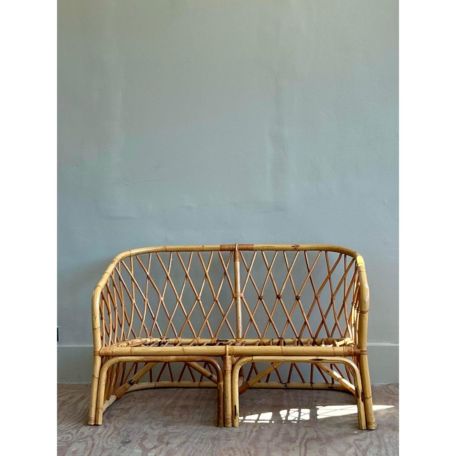 Dieser einladende Vintage Coastal Trellis Rattan Loveseat ist eine perfekte Mischung aus böhmischem Charme und moderner Ästhetik der Jahrhundertmitte. Die aus robustem Naturrattan handgeflochtene Bank zeichnet sich durch ein elegantes, offenes