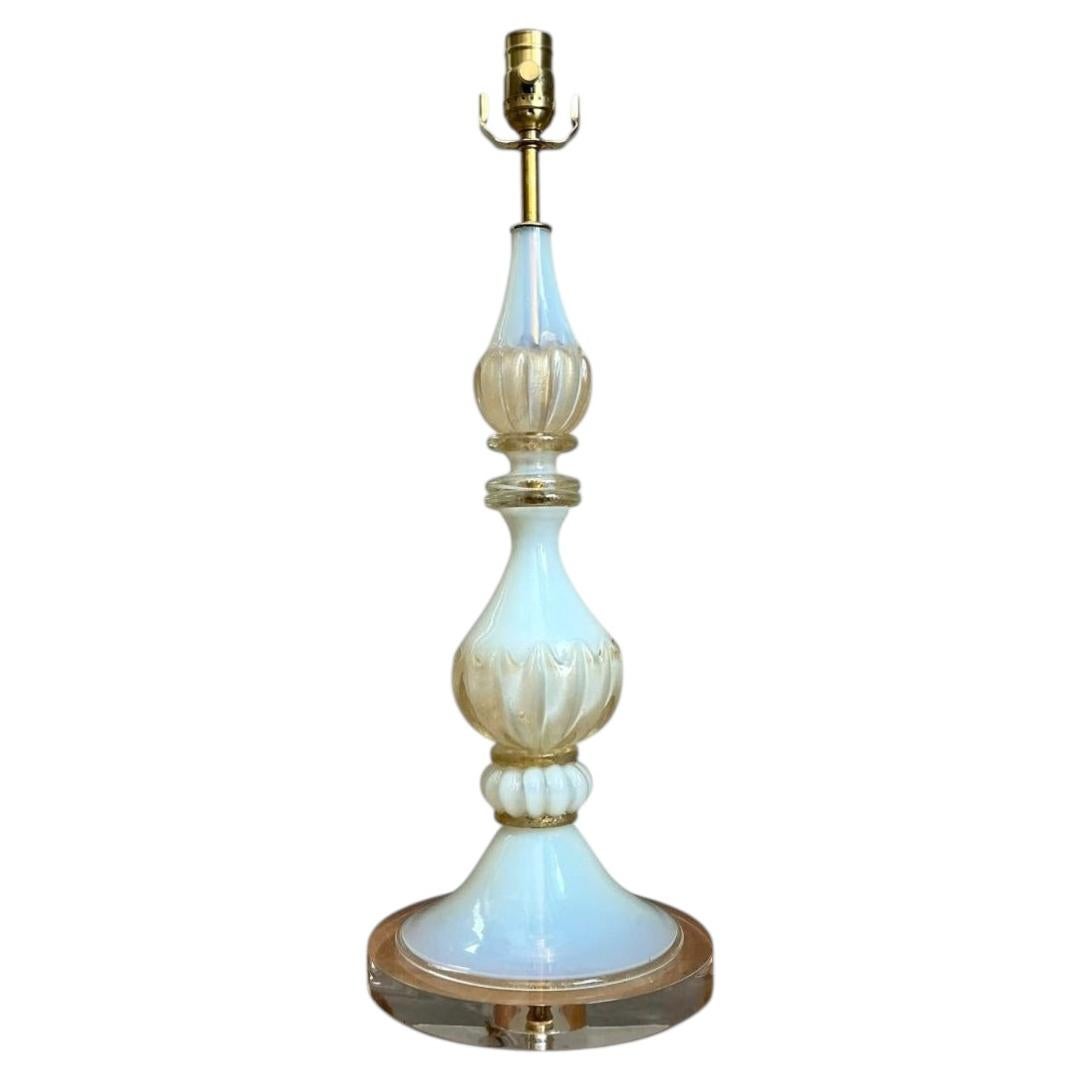 Lámpara de mesa vintage de cristal opalescente de Murano y Lucite en venta