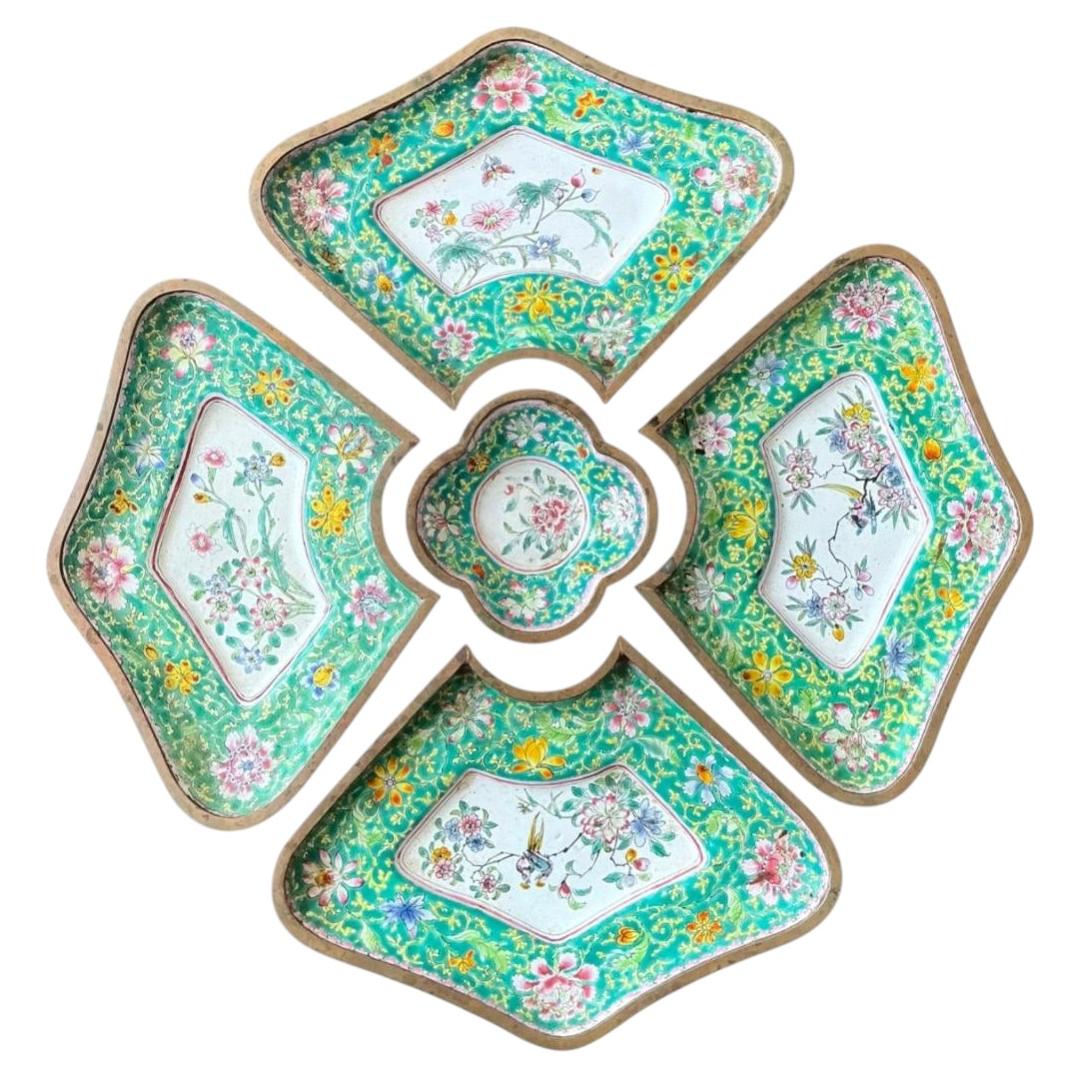Ensemble de plateaux en métal de style chinoiserie vintage, décorés de motifs floraux peints à la main