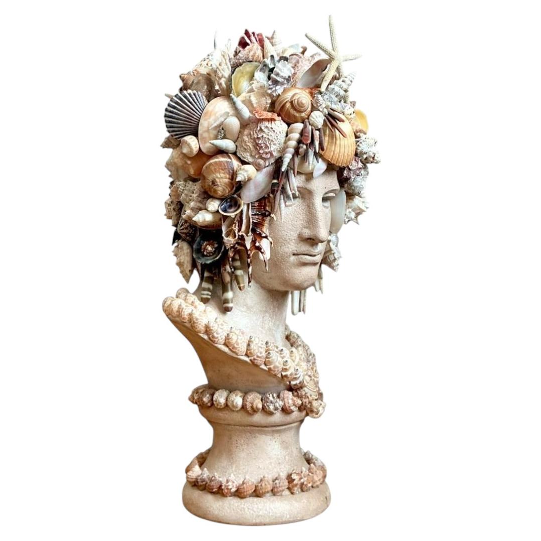 Scultura vintage di un busto con conchiglie incastonate